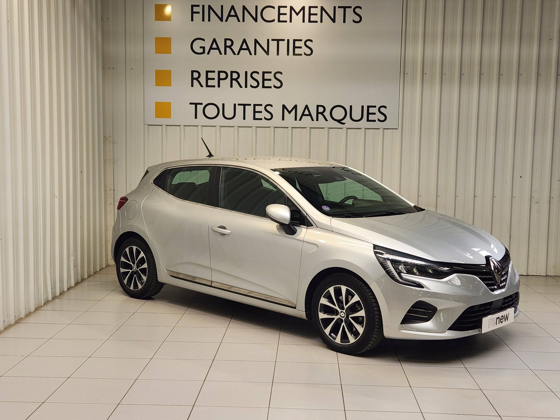 Vente en ligne Renault Clio 5 Clio E-Tech 140 - 21N au prix de 16 390 €