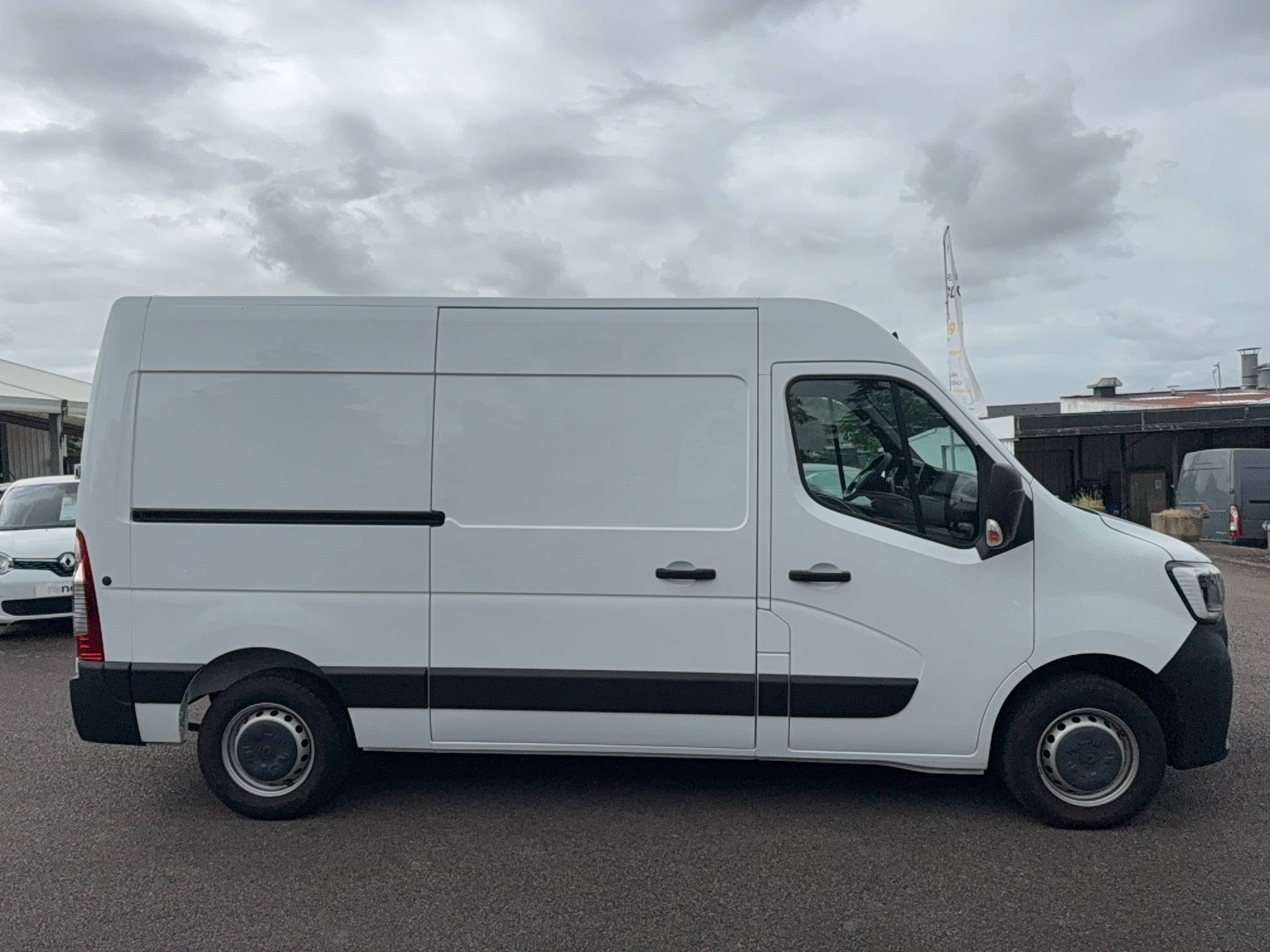Vente en ligne Renault Master Fourgon MASTER FGN TRAC F3500 L2H2 BLUE DCI 135 au prix de 25 490 €