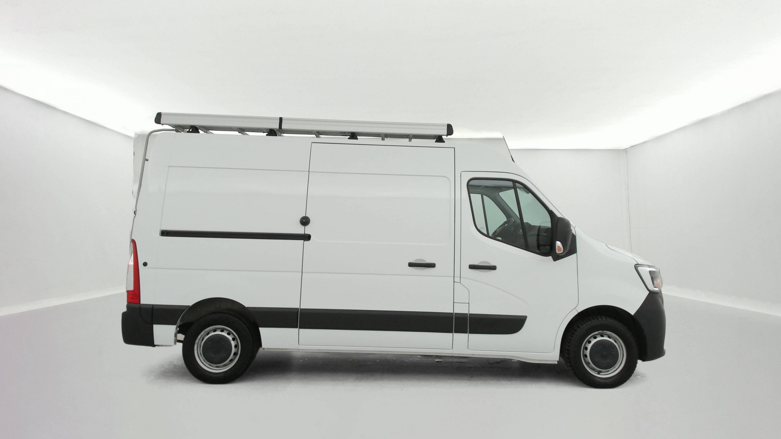 Vente en ligne Renault Master Fourgon MASTER FGN TRAC F3500 L2H2 BLUE DCI 150 au prix de 24 991 €