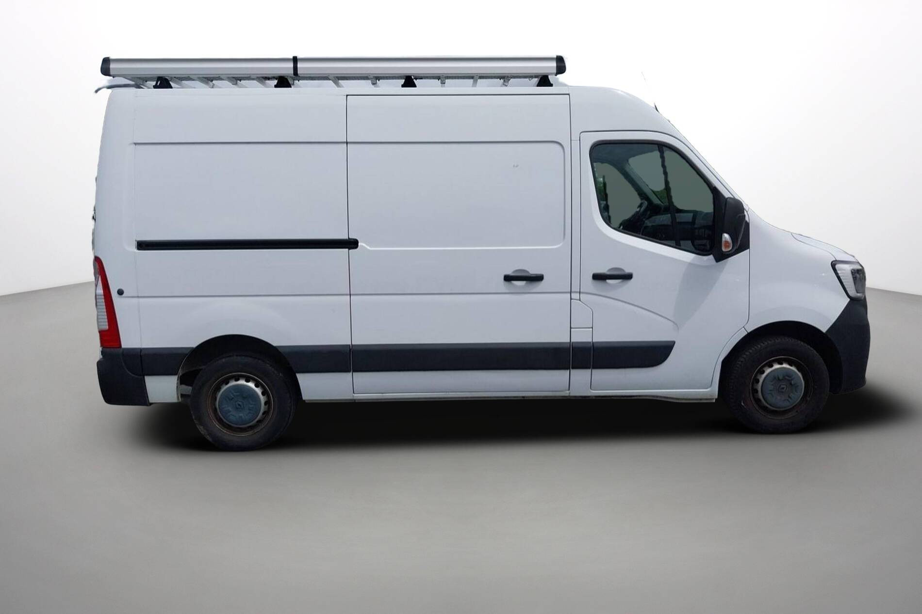 Vente en ligne Renault Master Fourgon MASTER FGN TRAC F3300 L2H2 DCI 135 au prix de 20 890 €