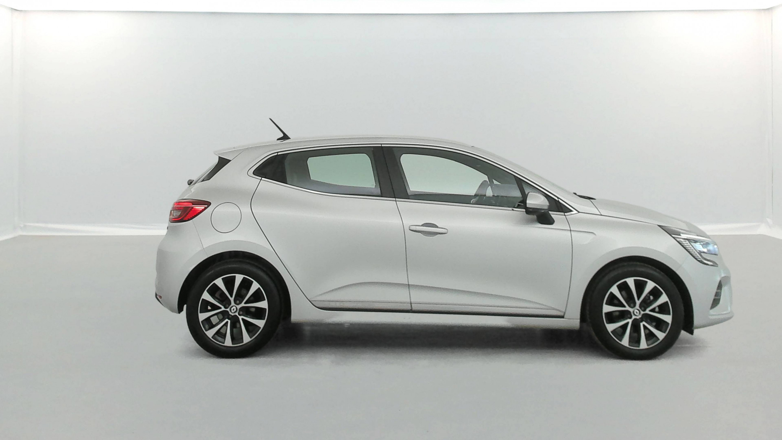 Vente en ligne Renault Clio 5 Clio E-Tech 140 - 21N au prix de 16 500 €