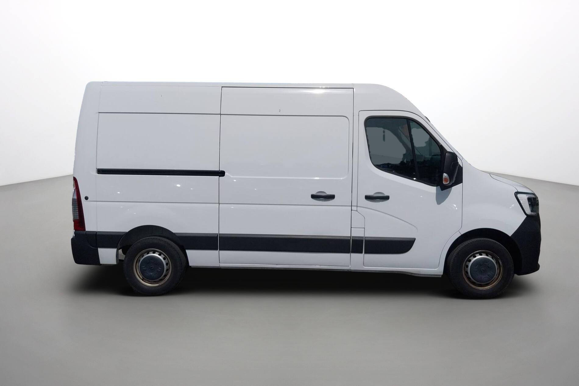 Vente en ligne Renault Master Fourgon MASTER FGN TRAC F3500 L2H2 BLUE DCI 135 au prix de 23 990 €
