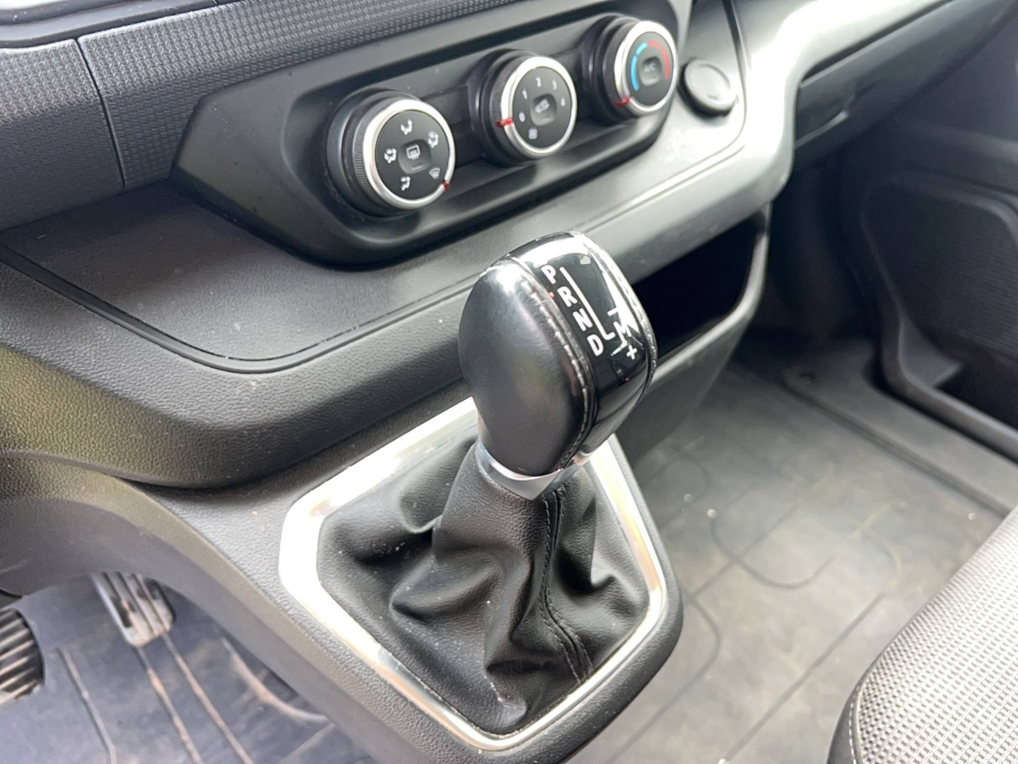 Vente en ligne Renault Trafic Cabine Approfondie TRAFIC CA L1H1 3000 KG BLUE DCI 150 EDC au prix de 23 990 €