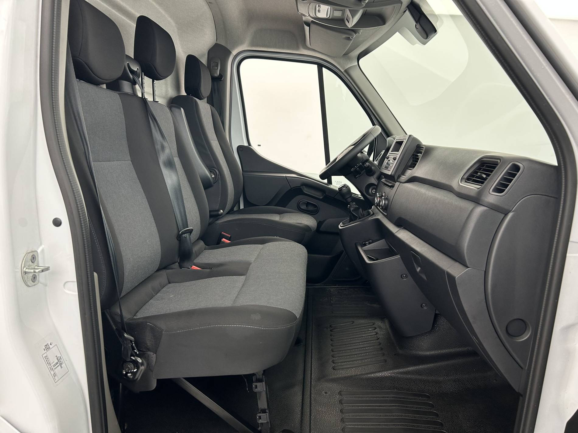 Vente en ligne Renault Master Fourgon MASTER FGN TRAC F3500 L2H2 BLUE DCI 135 au prix de 27 990 €