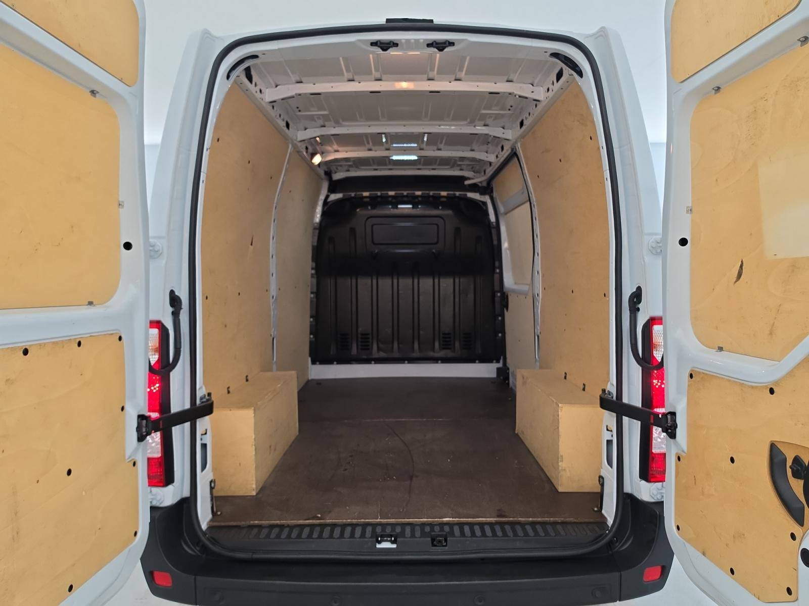 Vente en ligne Renault Master Fourgon MASTER FGN TRAC F3500 L2H2 BLUE DCI 135 au prix de 25 990 €