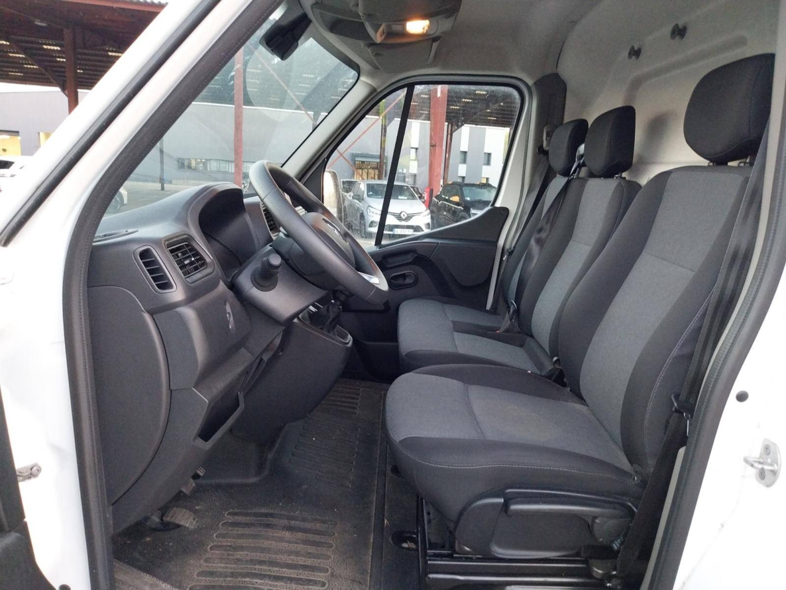 Vente en ligne Renault Master Fourgon MASTER FGN TRAC F3500 L3H3 BLUE DCI 135 au prix de 25 990 €