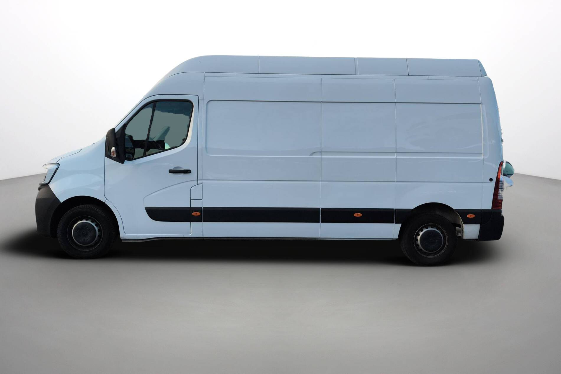 Vente en ligne Renault Master Fourgon MASTER FGN TRAC F3500 L3H3 BLUE DCI 135 au prix de 32 390 €