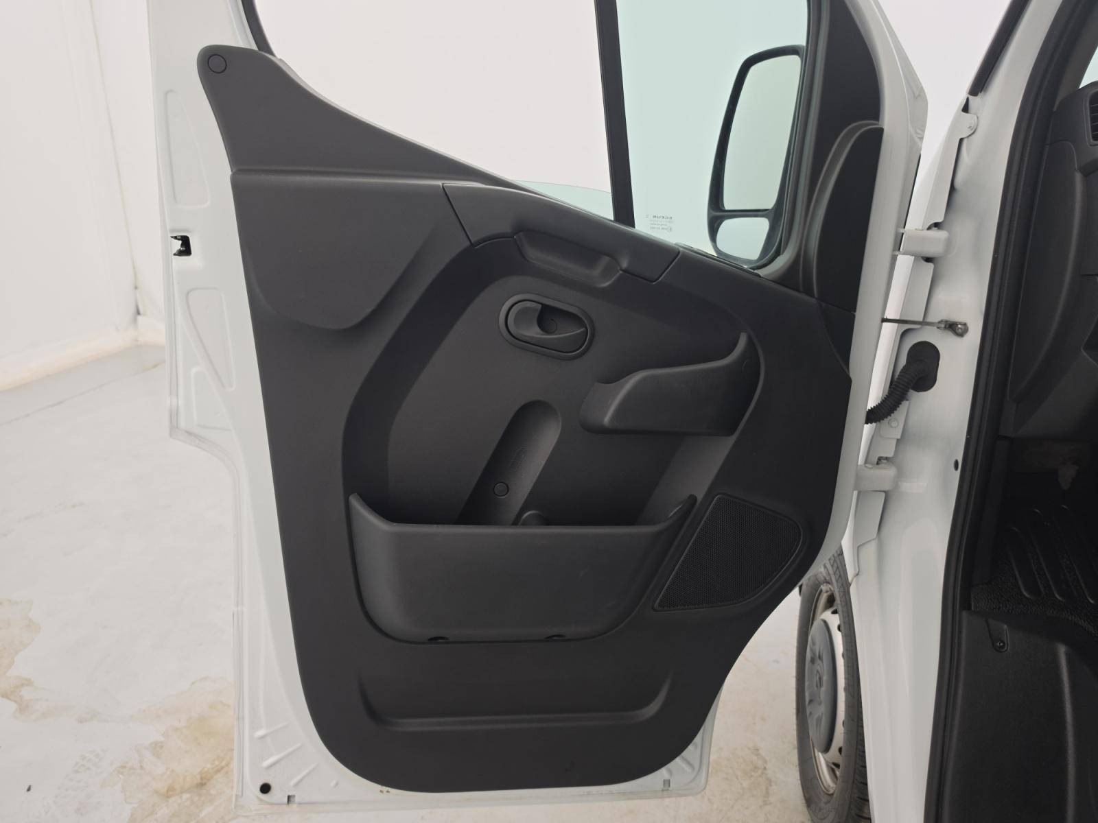 Vente en ligne Renault Master Fourgon MASTER FGN TRAC F3500 L2H2 BLUE DCI 135 au prix de 21 490 €