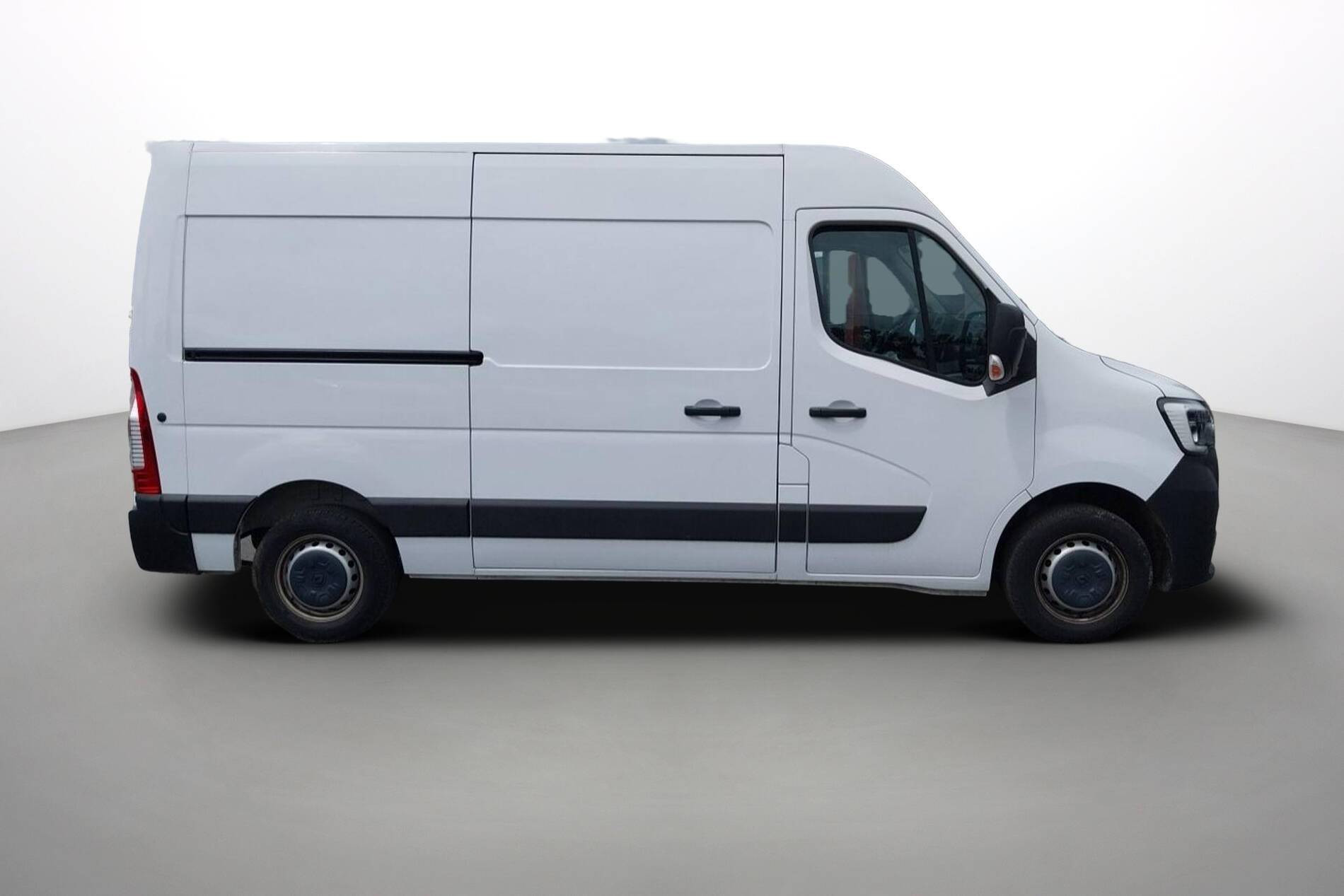Vente en ligne Renault Master Fourgon MASTER FGN TRAC F3500 L2H2 BLUE DCI 135 au prix de 23 490 €