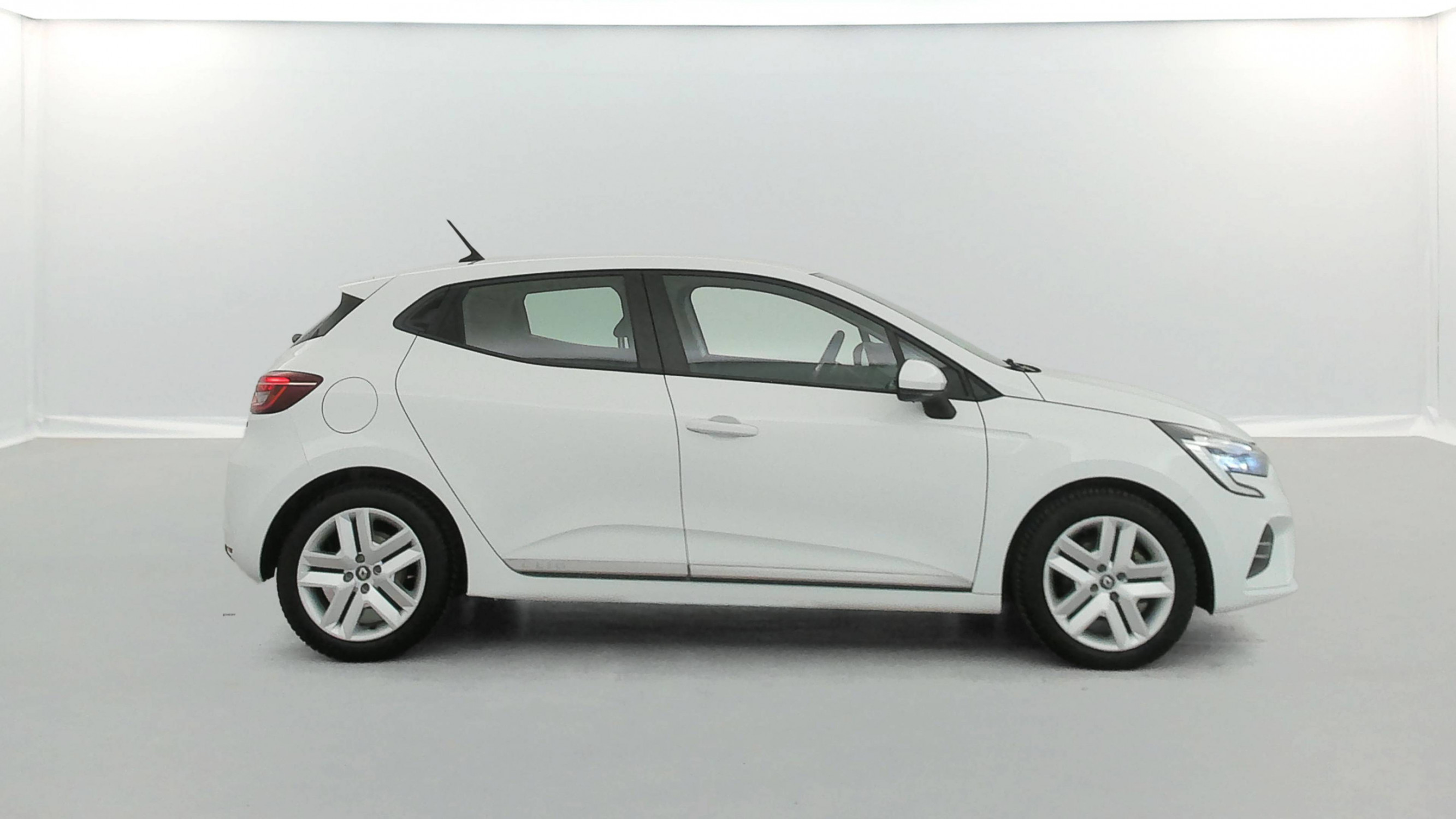 Vente en ligne Renault Clio 5 Clio E-Tech 140 - 21N au prix de 13 991 €
