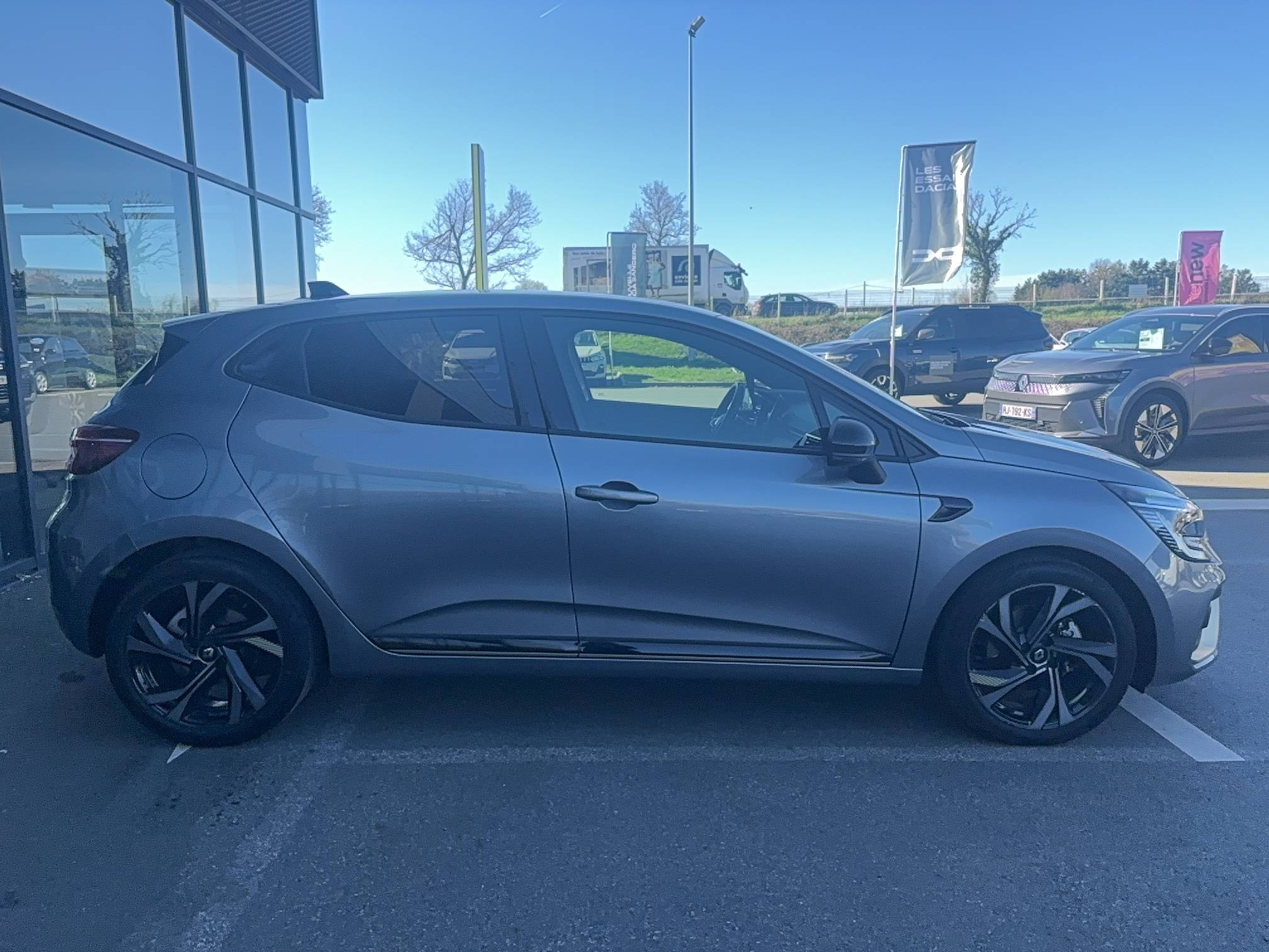 Vente en ligne Renault Clio 5 Clio E-Tech full hybrid 145 au prix de 19 490 €