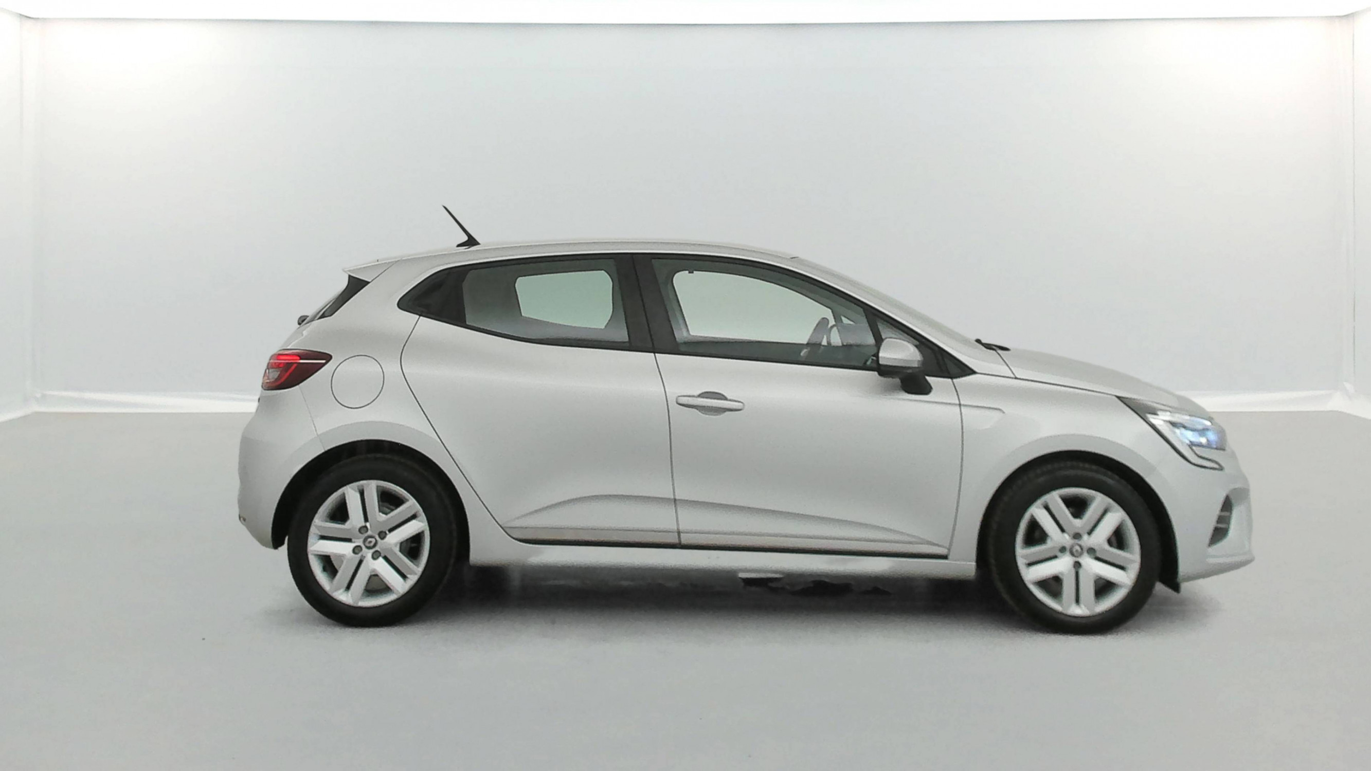Vente en ligne Renault Clio 5 Clio E-Tech 140 - 21N au prix de 15 990 €