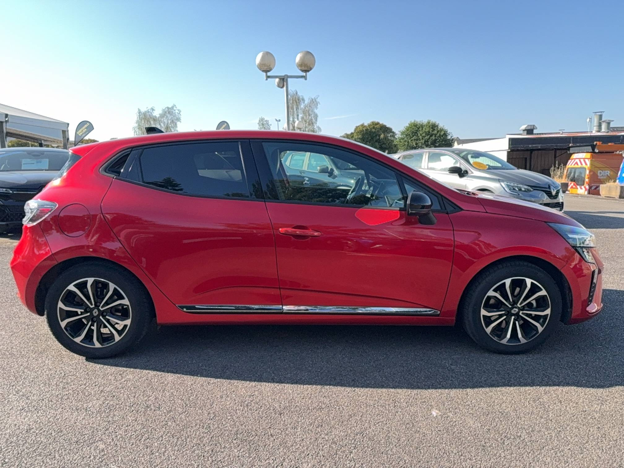 Vente en ligne Renault Clio 5 Clio E-Tech full hybrid 145 au prix de 17 990 €