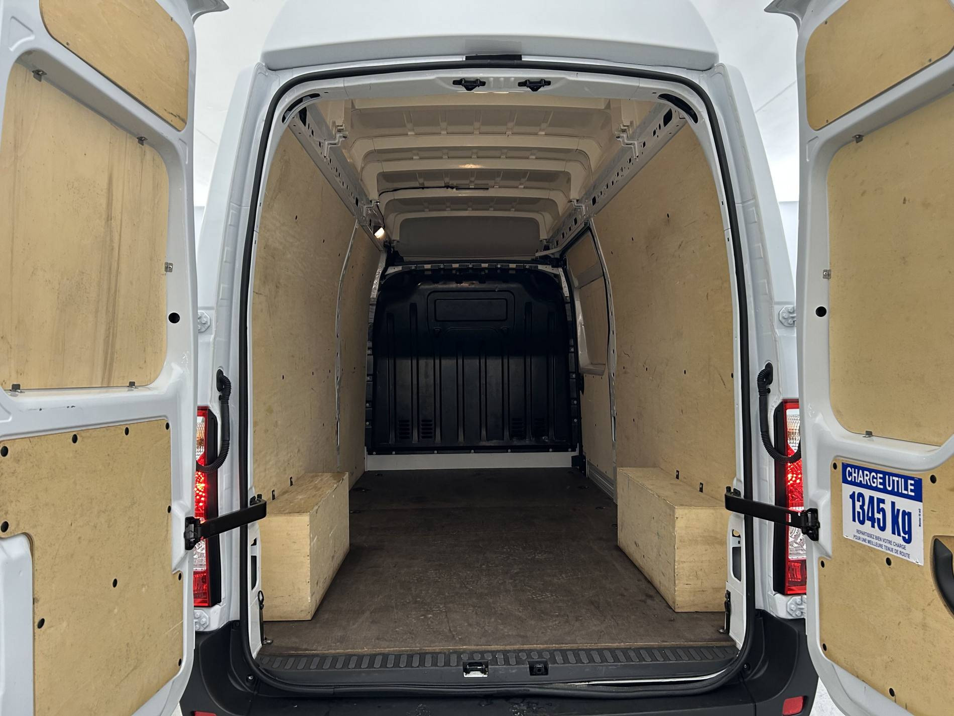 Vente en ligne Renault Master Fourgon MASTER FGN TRAC F3500 L3H3 BLUE DCI 135 au prix de 28 990 €