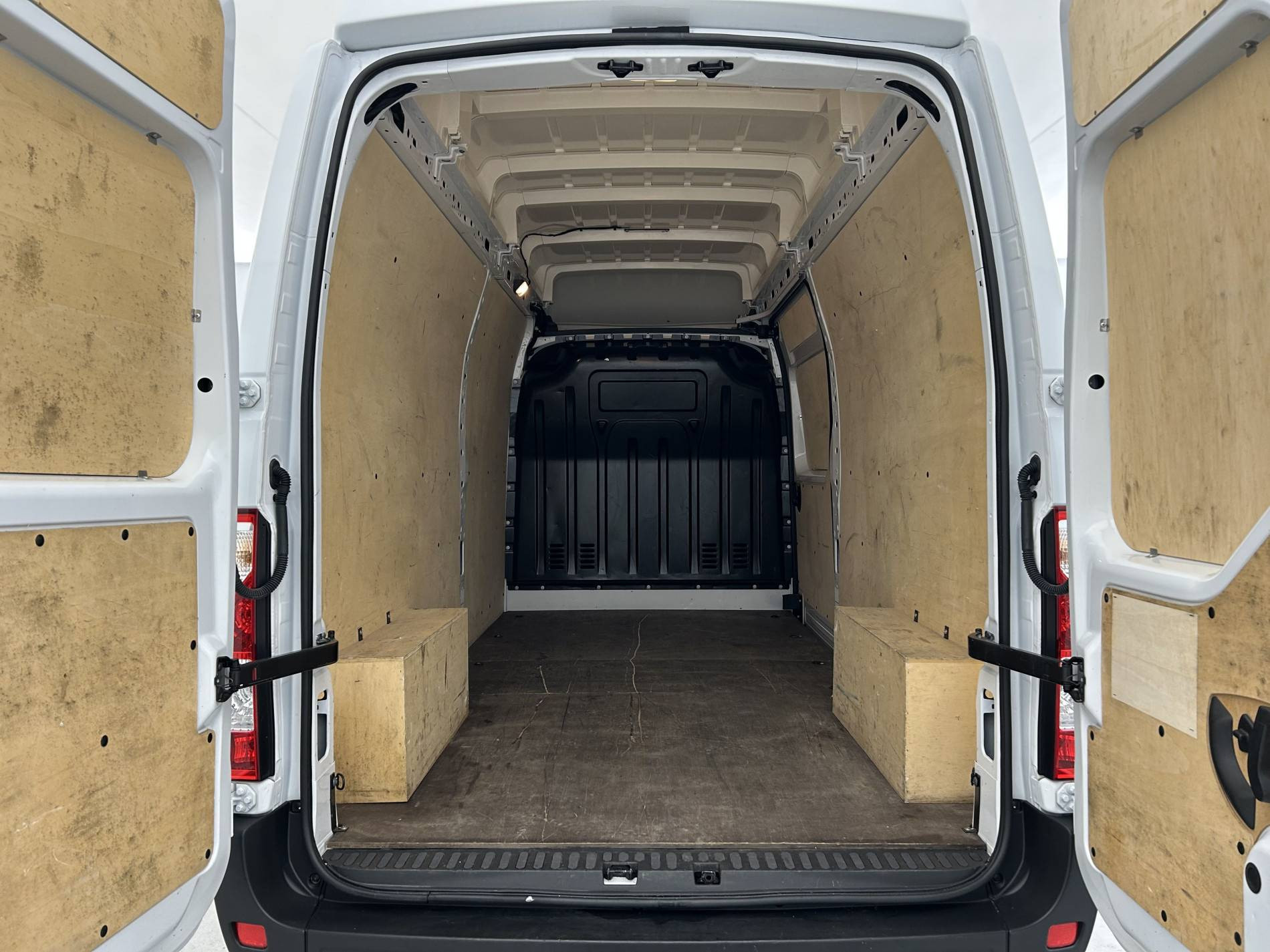 Vente en ligne Renault Master Fourgon MASTER FGN TRAC F3500 L3H3 BLUE DCI 135 au prix de 28 990 €