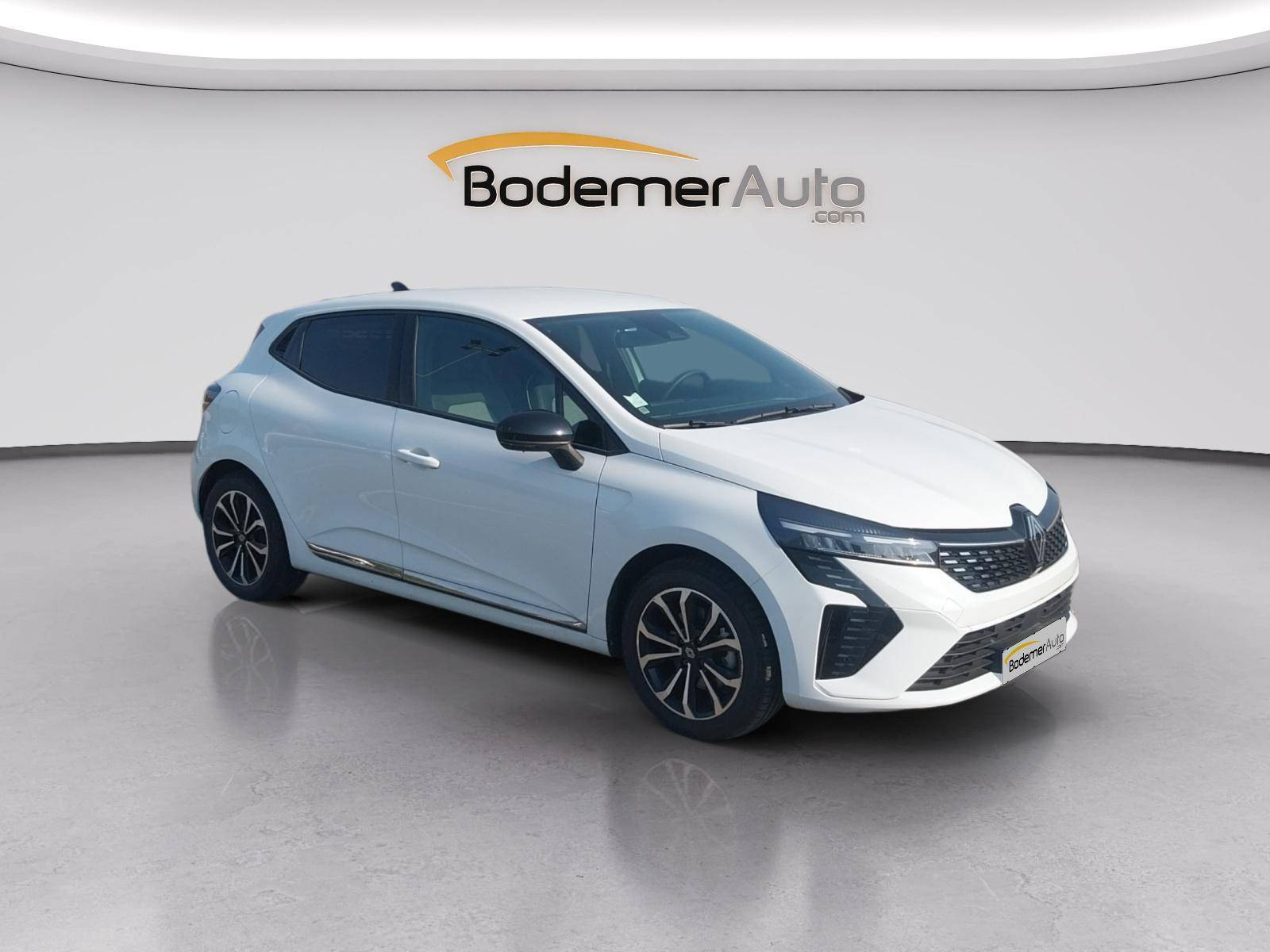Vente en ligne Renault Clio 5 Clio E-Tech full hybrid 145 au prix de 17 990 €