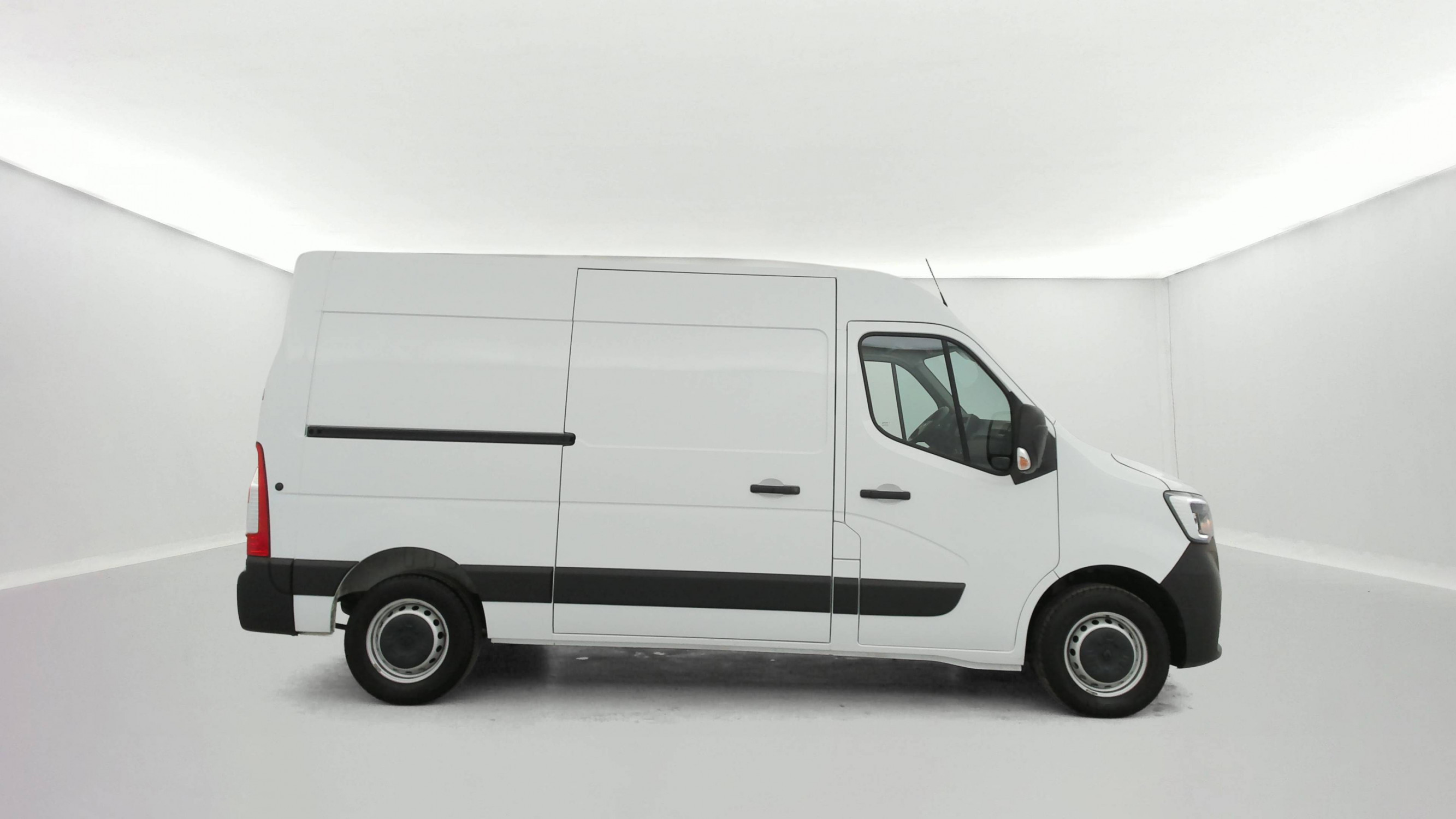 Vente en ligne Renault Master Fourgon MASTER FGN TRAC F3500 L2H2 BLUE DCI 135 au prix de 27 990 €