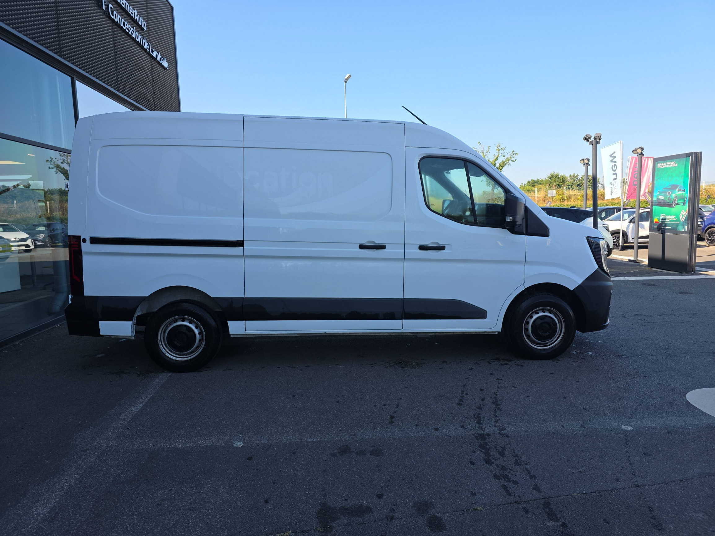 Vente en ligne Renault Master Fourgon MASTER FG BLUE DCI 130 L2H2 3T5 TR au prix de 29 990 €