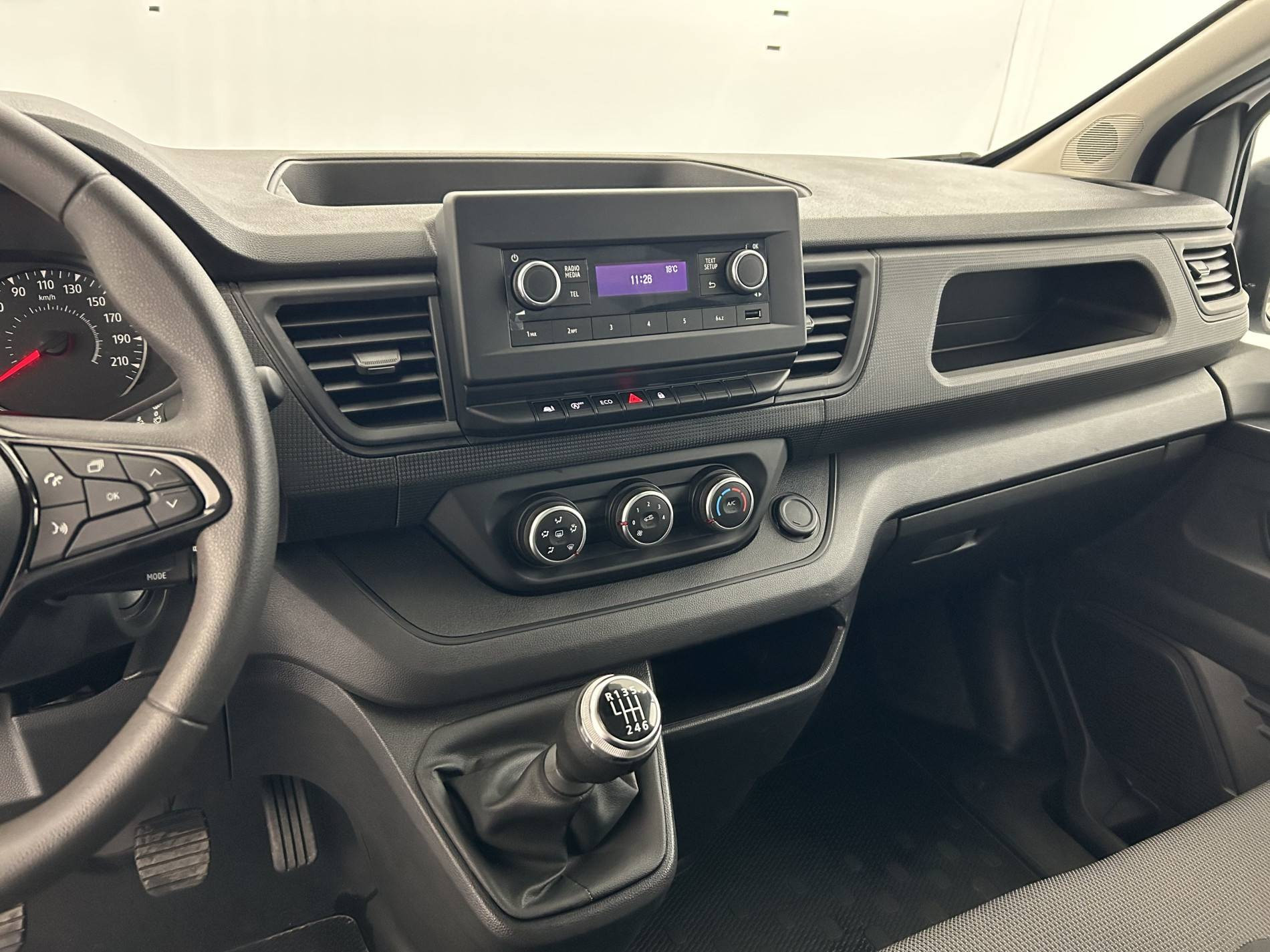 Vente en ligne Renault Trafic 3 Fourgon TRAFIC FG BLUE DCI 130 L1H1 3T GSR2 au prix de 23 490 €
