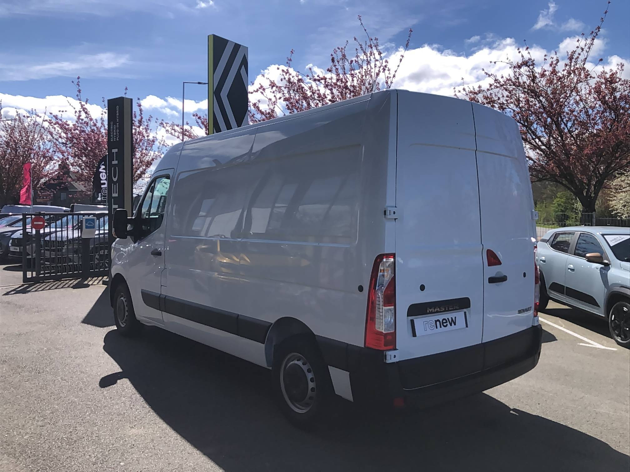 Vente en ligne Renault Master Fourgon MASTER FGN TRAC F3500 L2H2 BLUE DCI 135 au prix de 26 990 €