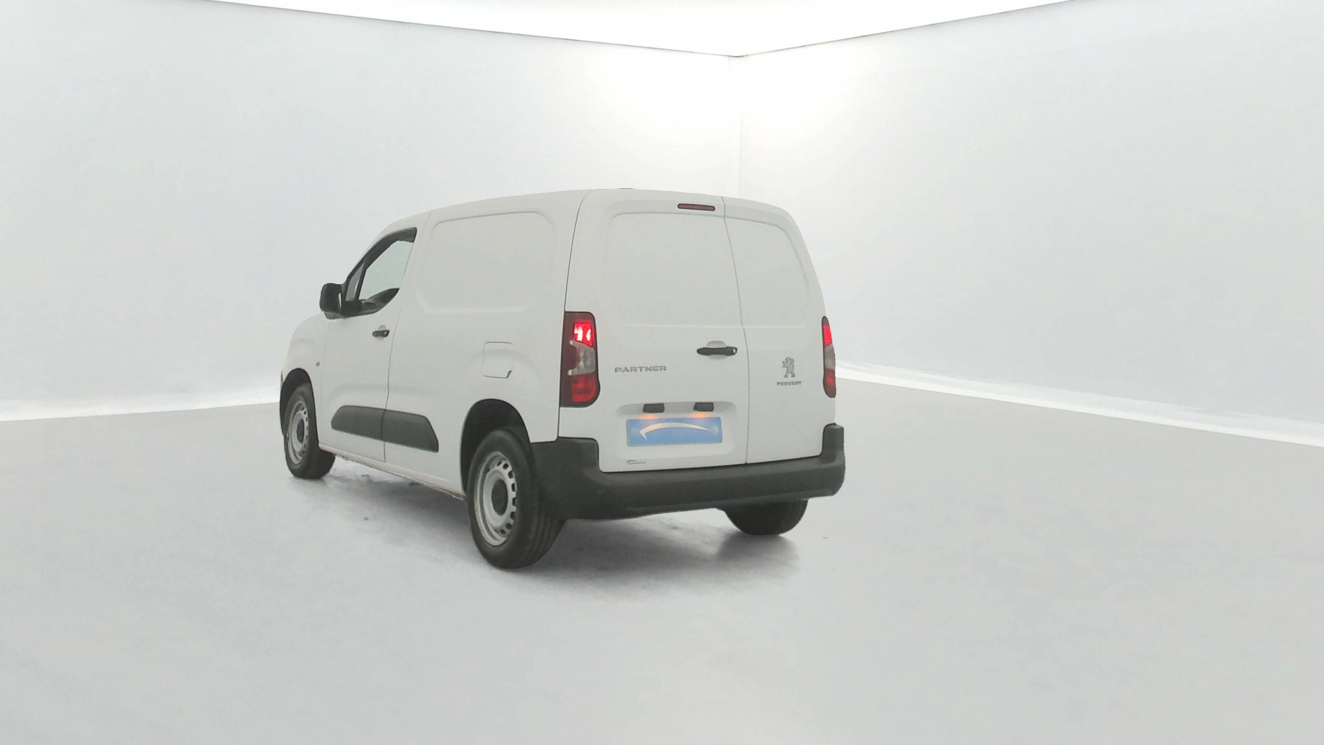 Vente en ligne Peugeot Partner Fourgon  STANDARD 650 KG BLUEHDI 100 S&S BVM5 au prix de 11 990 €