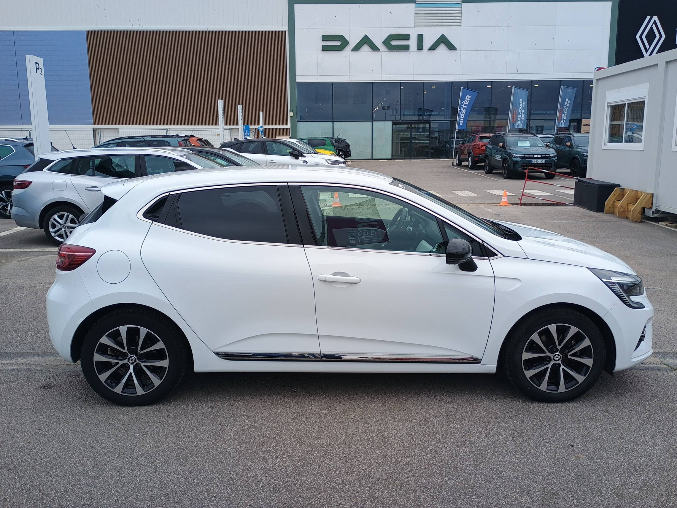 Vente en ligne Renault Clio 5 Clio E-Tech full hybrid 145 au prix de 16 990 €