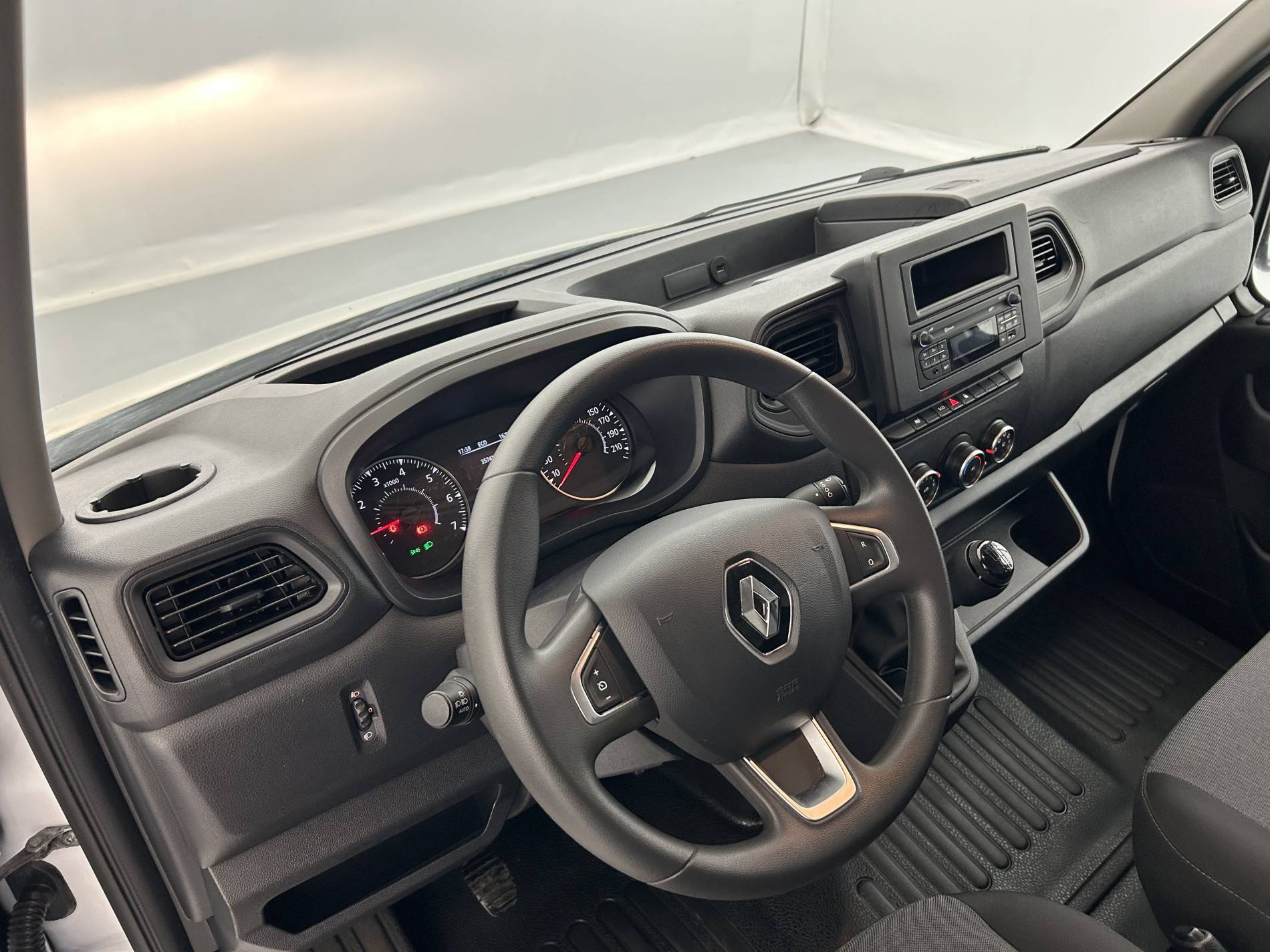 Vente en ligne Renault Master Fourgon MASTER CA TRAC F3500 L2H2 BLUE DCI 135 au prix de 26 490 €