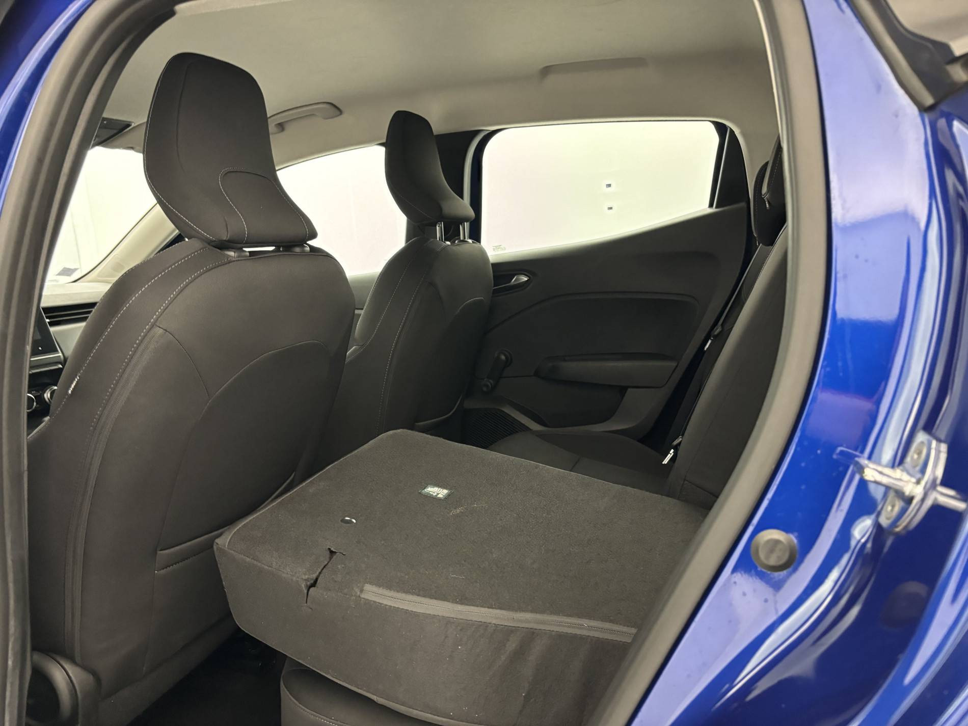 Vente en ligne Renault Clio 5 Clio E-Tech 140 - 21N au prix de 15 780 €