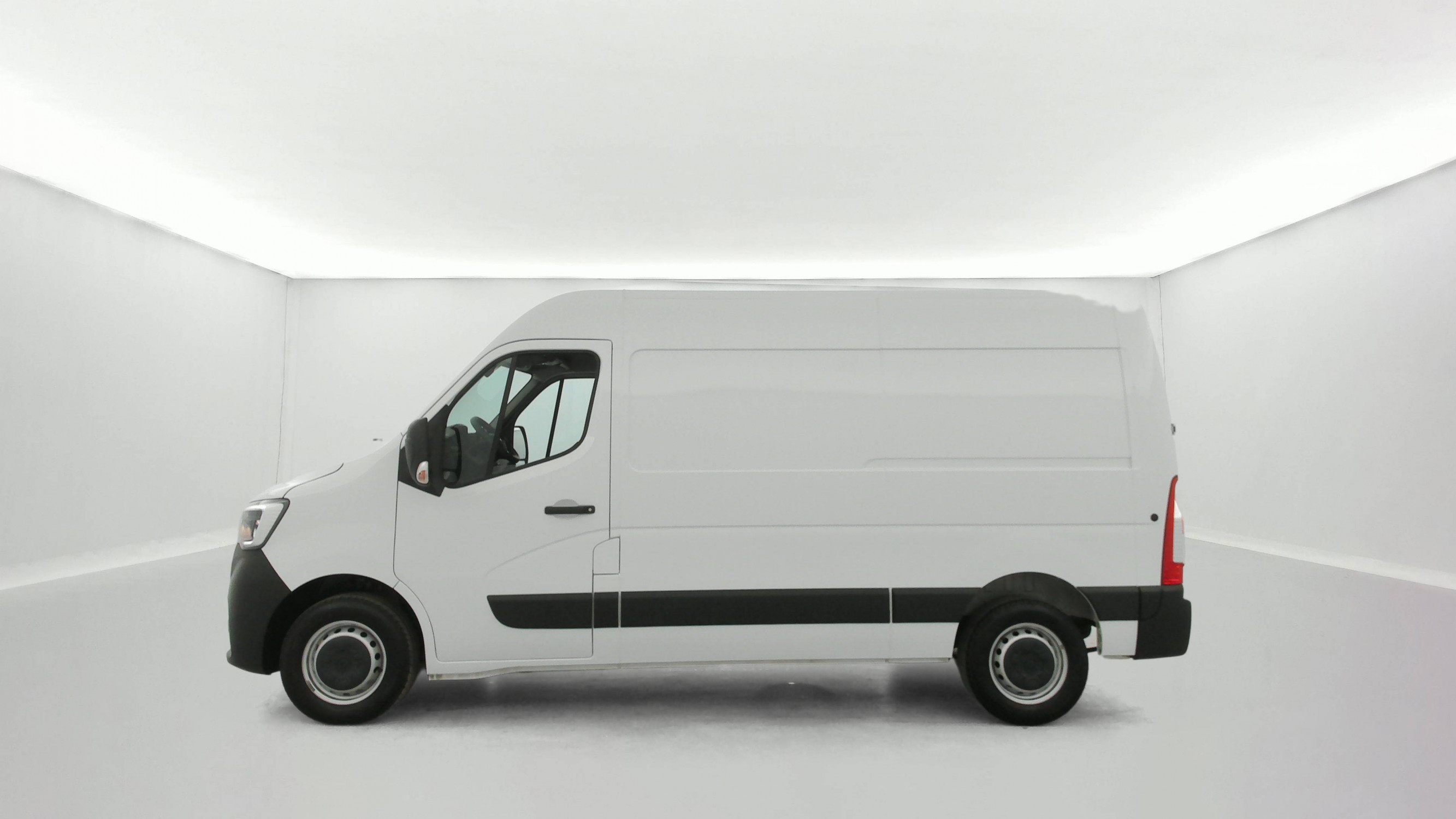 Vente en ligne Renault Master Fourgon MASTER FGN TRAC F3500 L2H2 BLUE DCI 135 au prix de 26 990 €