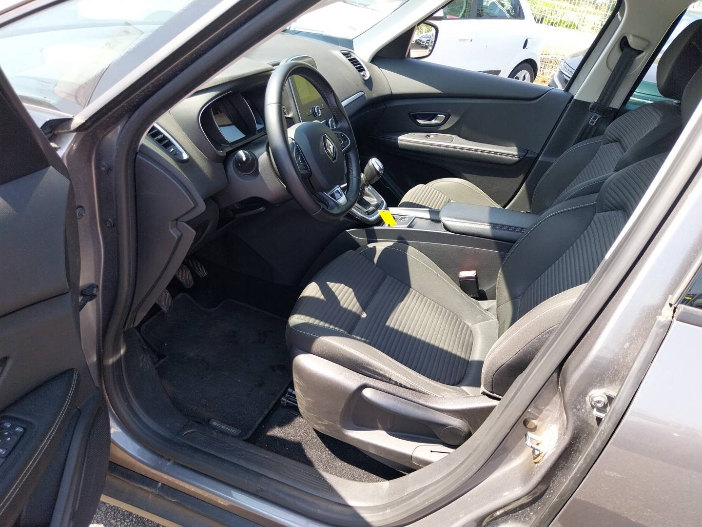 Vente en ligne Renault Grand Scenic 4 Grand Scenic TCe 140 au prix de 19 590 €