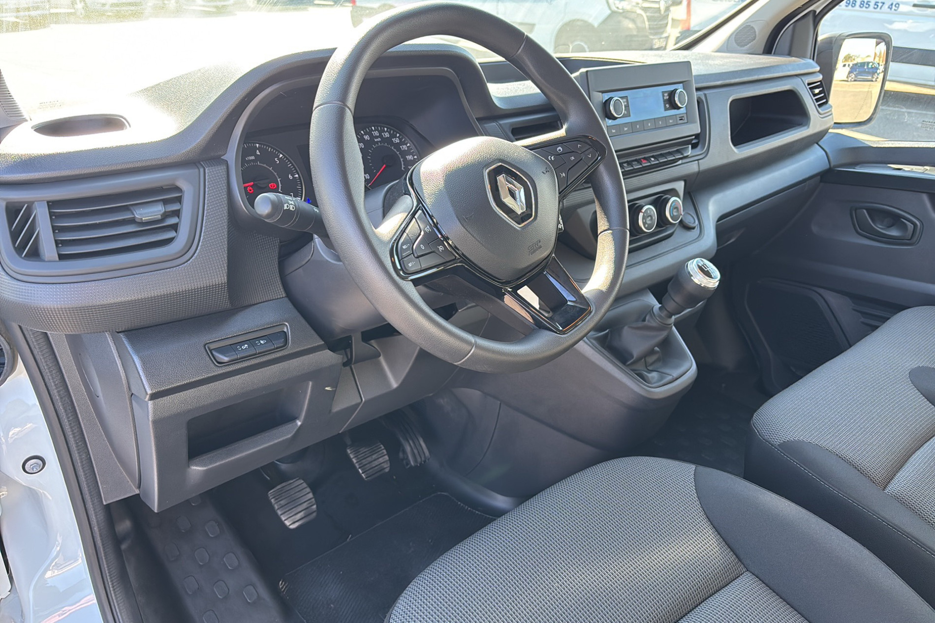 Vente en ligne Renault Trafic 3 Fourgon TRAFIC FG BLUE DCI 130 L1H1 3T GSR2 au prix de 24 990 €