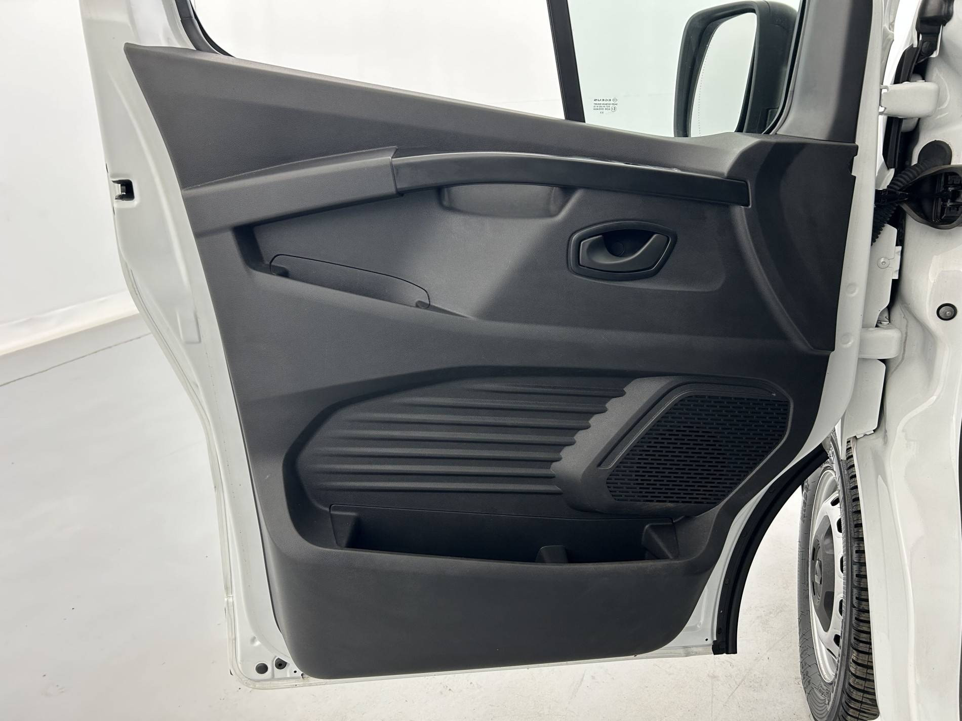 Vente en ligne Renault Trafic 3 Fourgon TRAFIC PC L2H1 3T BLUE DCI 150 au prix de 23 490 €