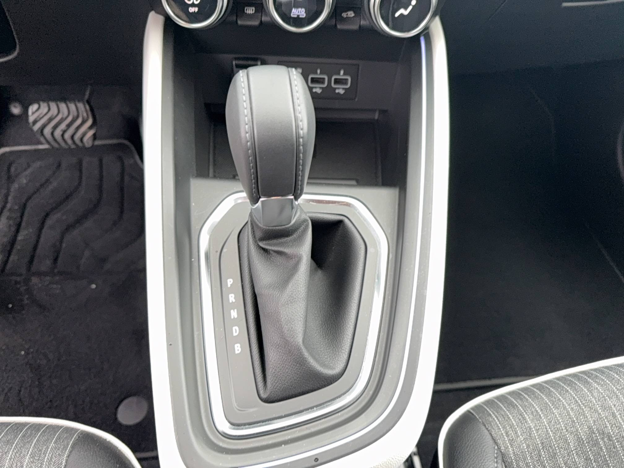 Vente en ligne Renault Clio 5 Clio E-Tech full hybrid 145 au prix de 15 990 €