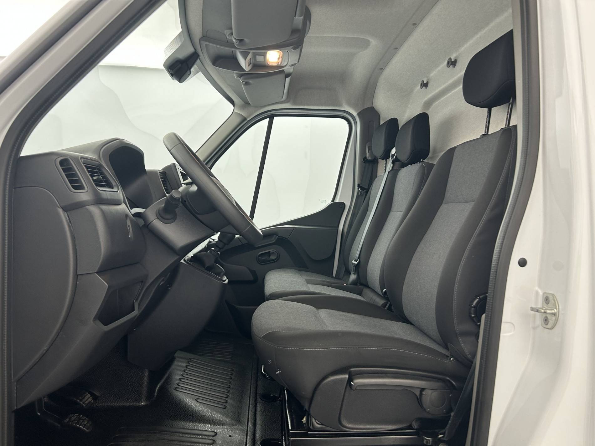 Vente en ligne Renault Master Fourgon MASTER FGN TRAC F3500 L2H2 BLUE DCI 135 au prix de 27 990 €