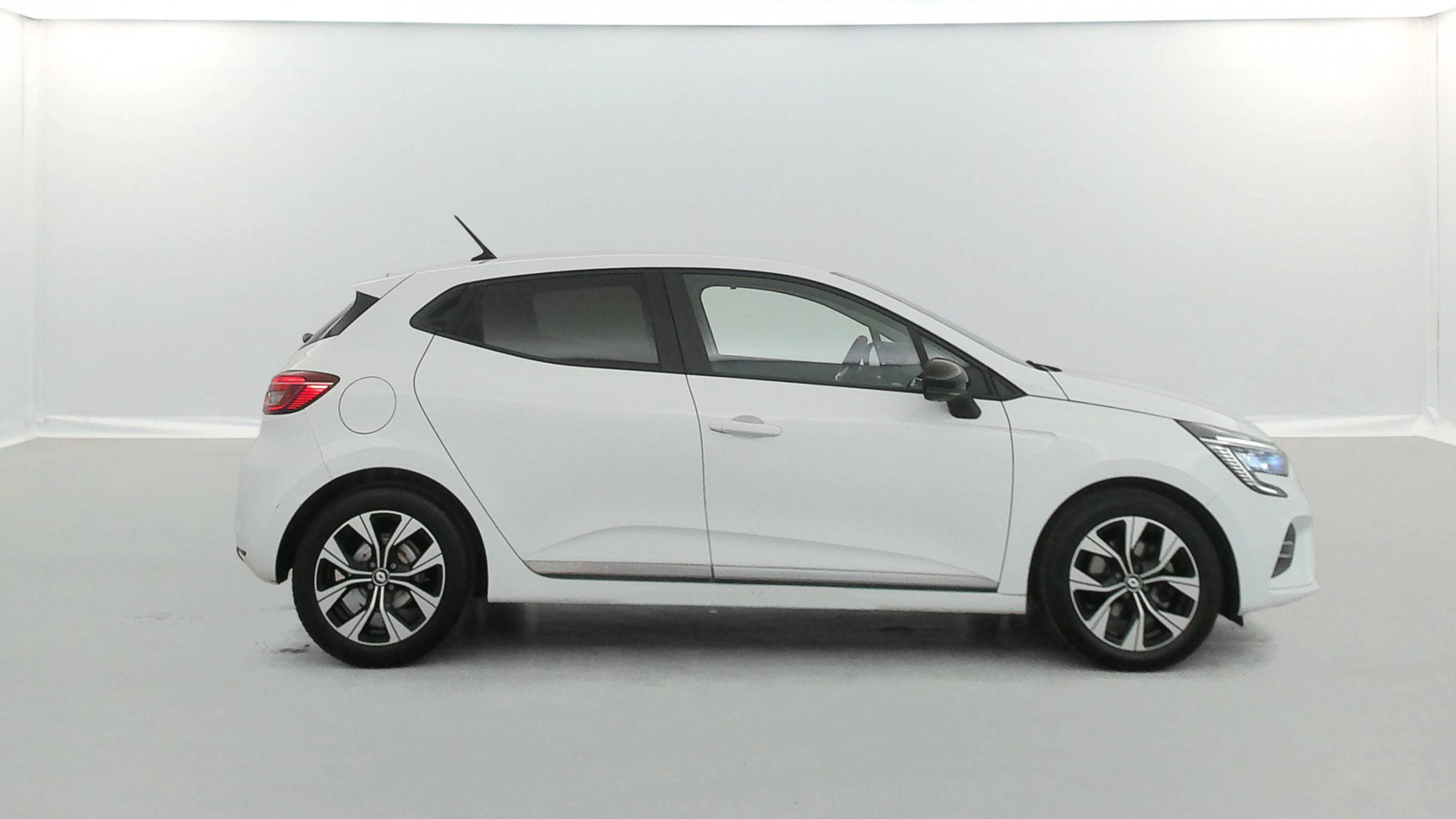 Vente en ligne Renault Clio 5 Clio E-Tech full hybrid 145 au prix de 15 490 €