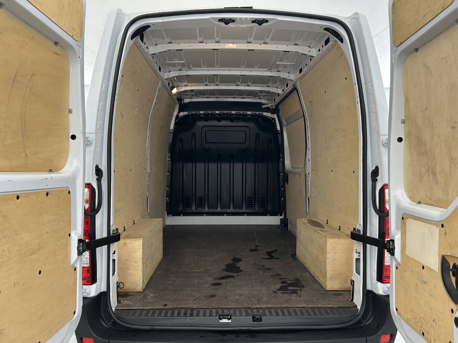 Vente en ligne Renault Master Fourgon MASTER FGN TRAC F3500 L2H2 BLUE DCI 135 au prix de 26 990 €
