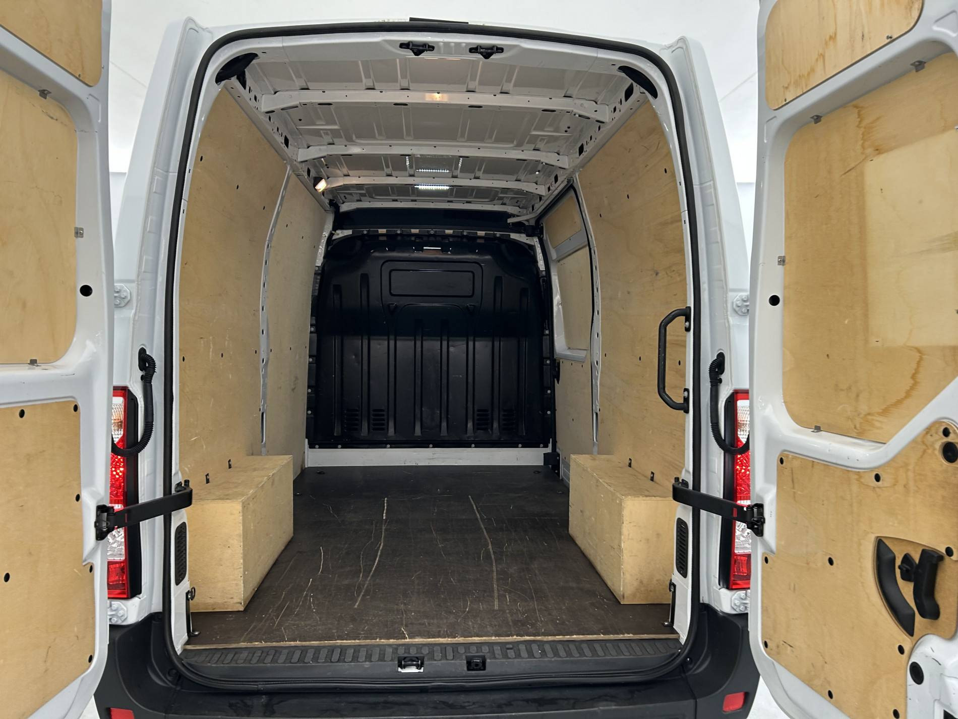 Vente en ligne Renault Master Fourgon MASTER FGN TRAC F3500 L2H2 BLUE DCI 135 au prix de 23 790 €
