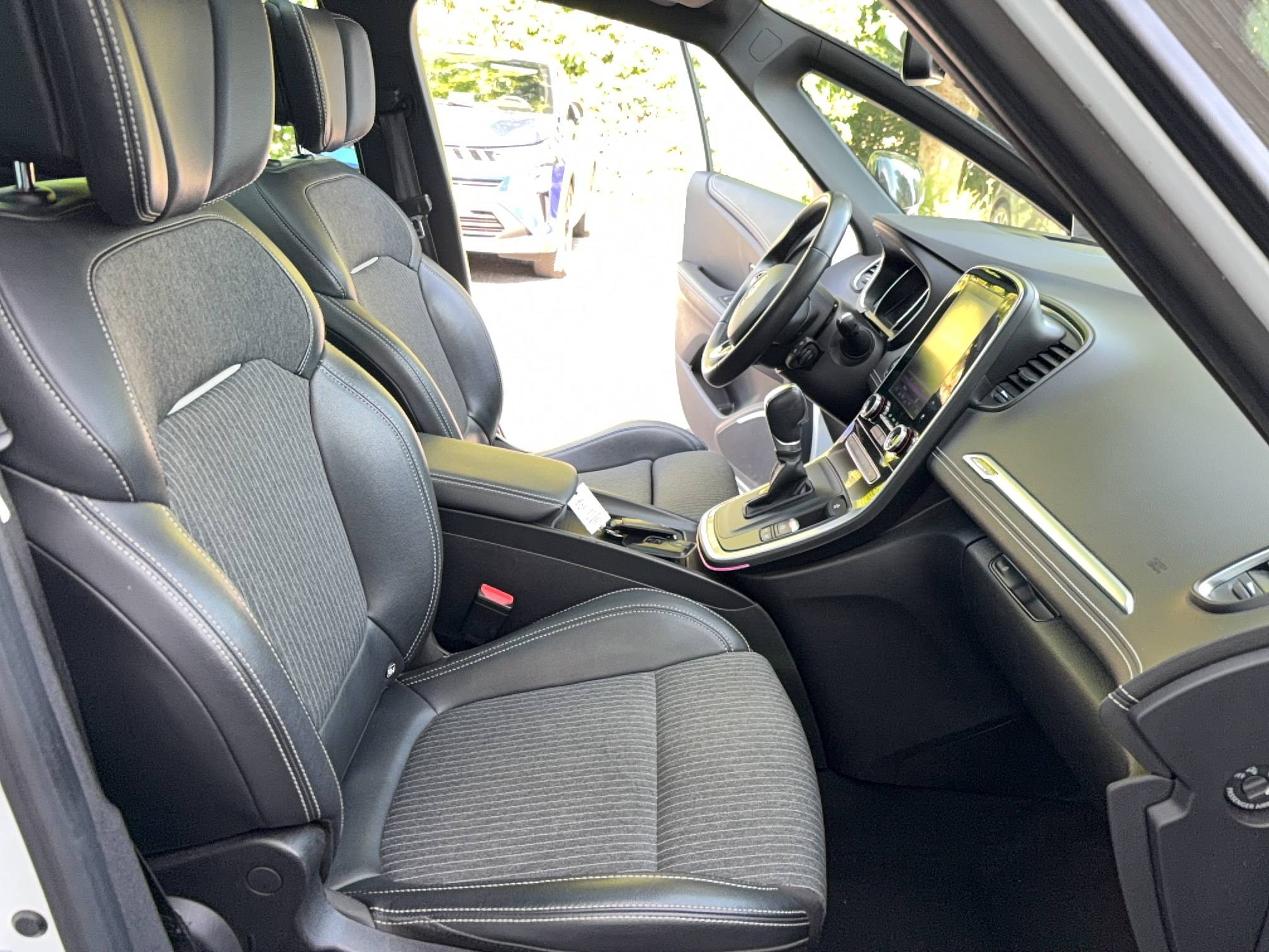 Vente en ligne Renault Grand Scenic 4 Grand Scenic TCe 140 EDC au prix de 22 590 €