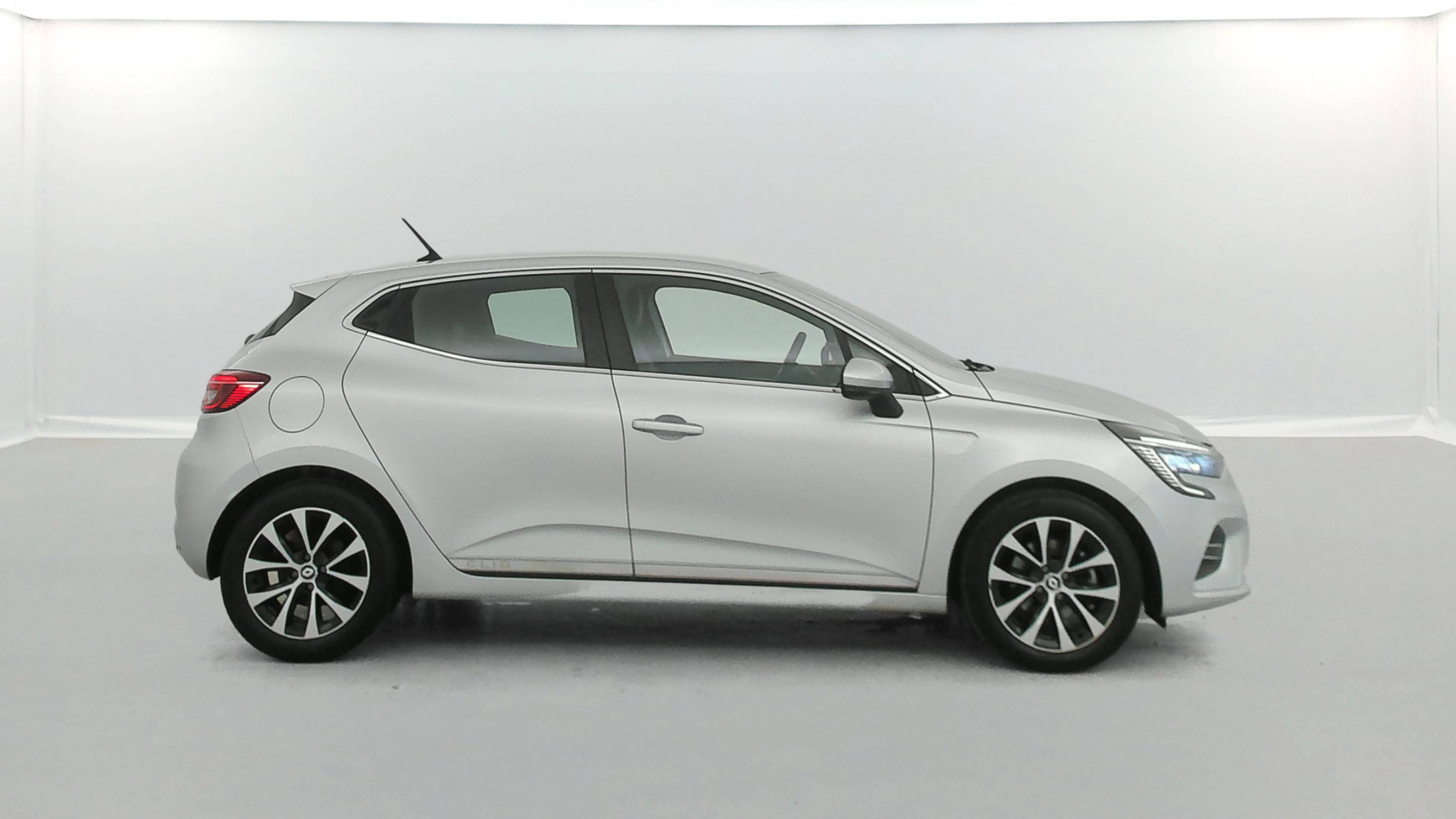 Vente en ligne Renault Clio 5 Clio E-Tech 140 - 21N au prix de 16 890 €