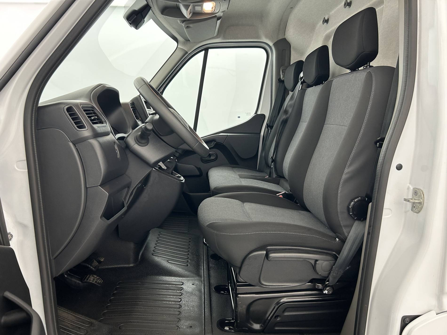 Vente en ligne Renault Master Fourgon MASTER CA TRAC F3500 L2H2 BLUE DCI 135 au prix de 26 490 €