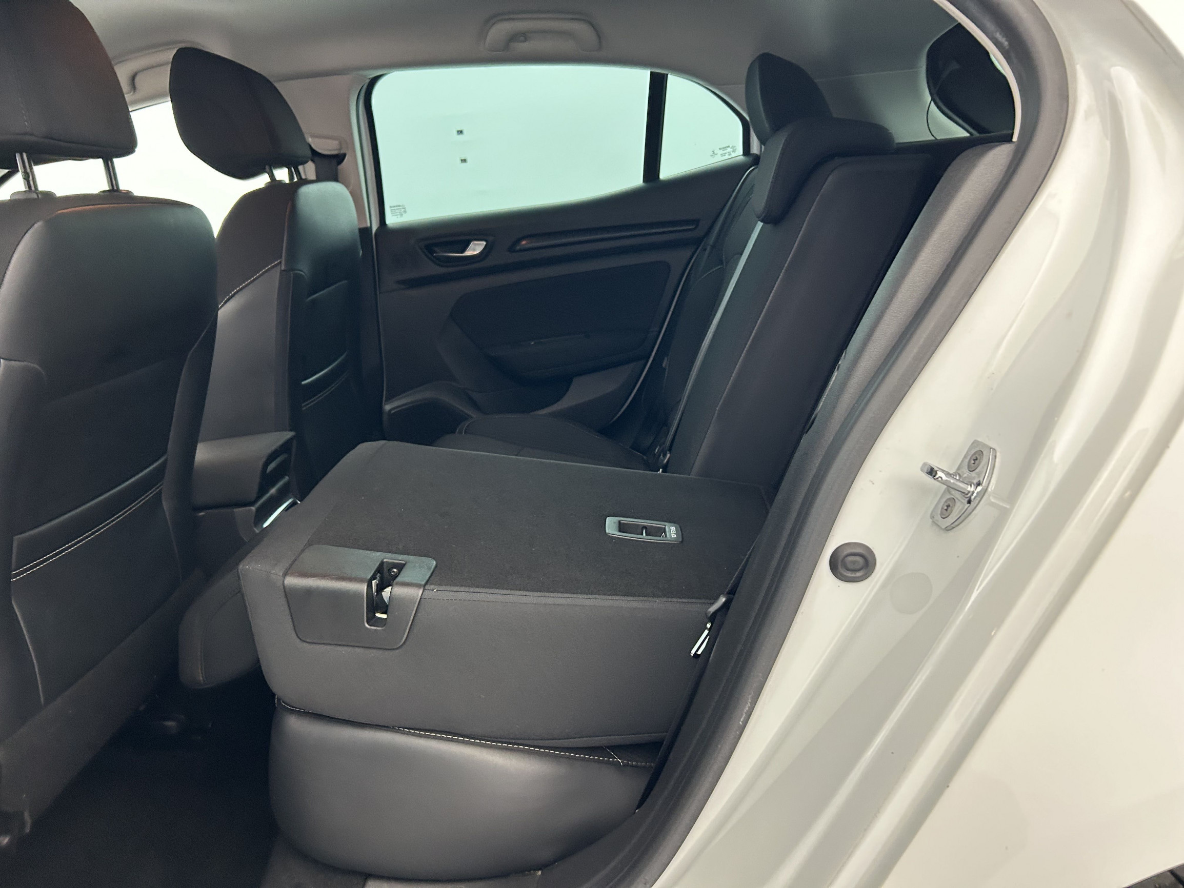 Vente en ligne Renault Megane 4 Mégane IV Berline dCi 110 Energy EDC au prix de 12 990 €