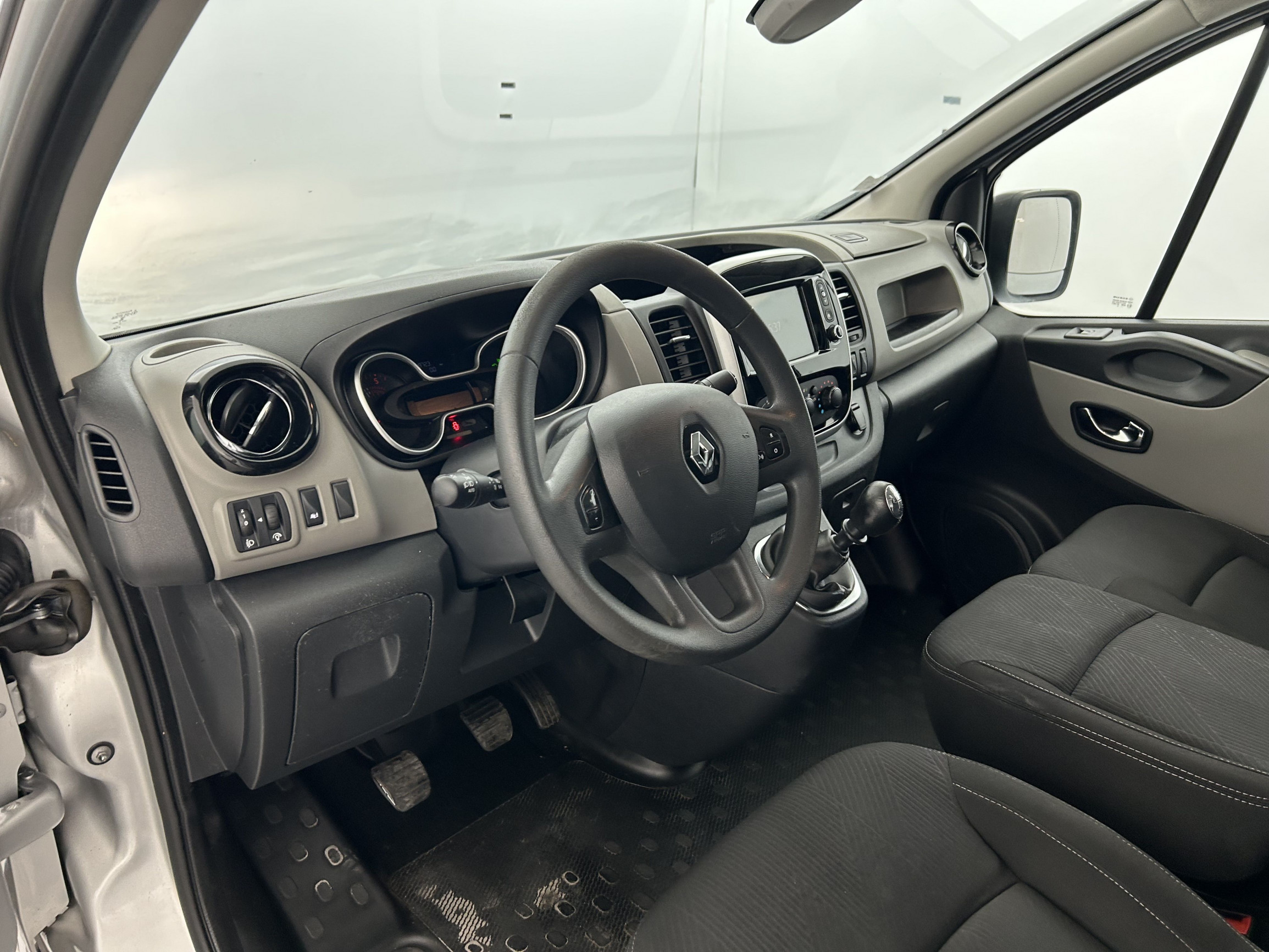 Vente en ligne Renault Trafic 3 Fourgon TRAFIC FGN L2H1 1300 KG DCI 120 E6 au prix de 18 990 €