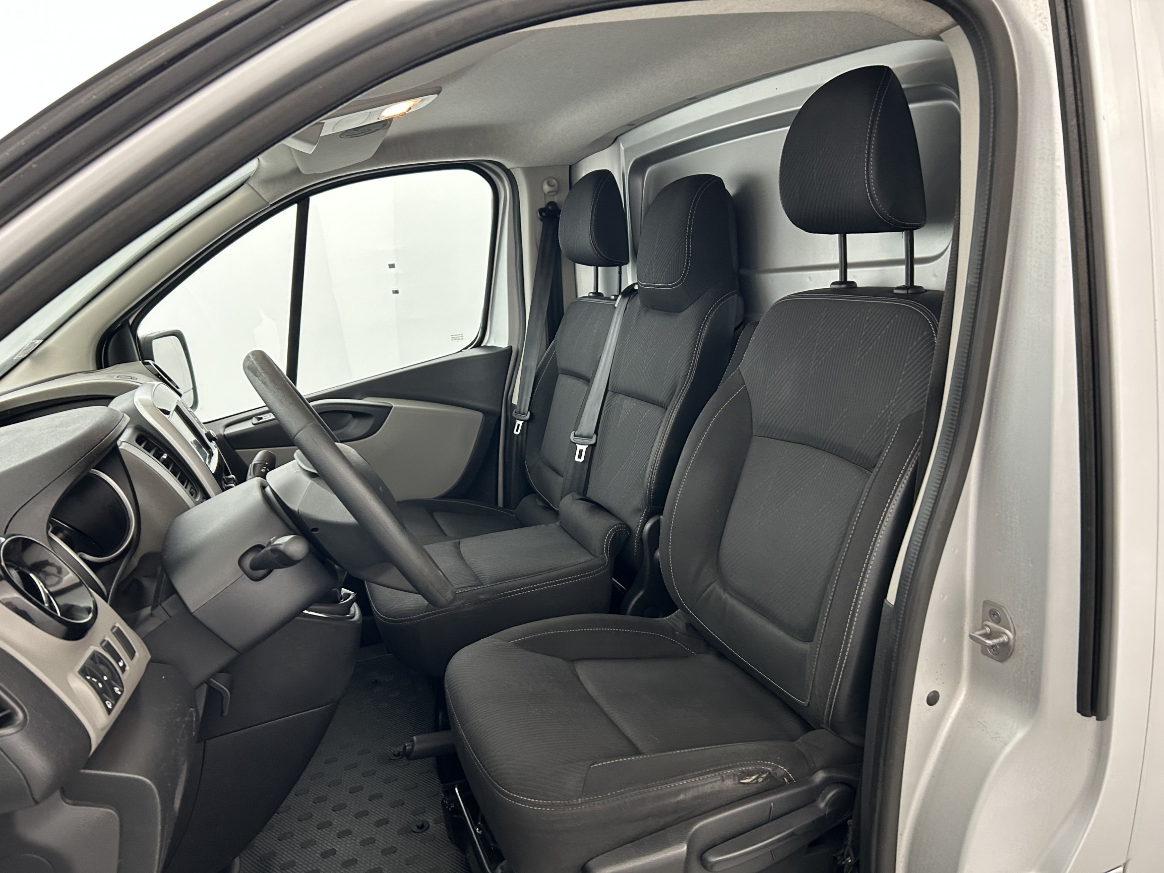 Vente en ligne Renault Trafic 3 Fourgon TRAFIC FGN L2H1 1300 KG DCI 120 E6 au prix de 18 990 €