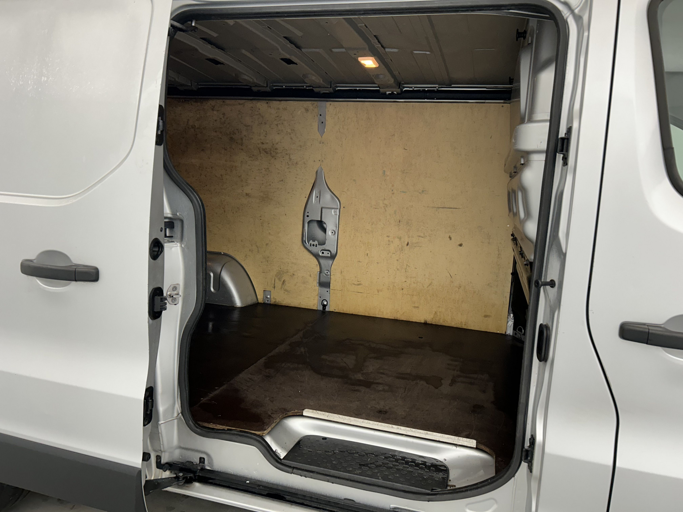 Vente en ligne Renault Trafic 3 Fourgon TRAFIC FGN L2H1 1300 KG DCI 120 E6 au prix de 18 990 €