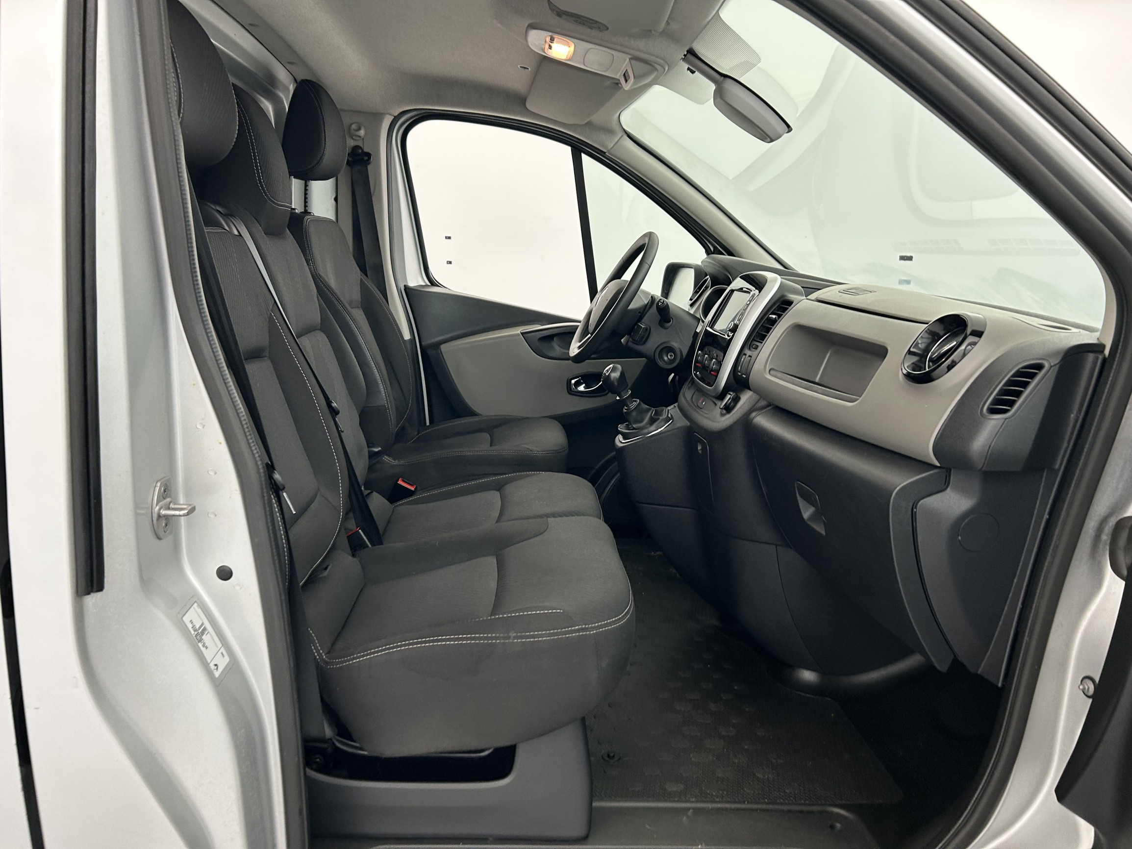 Vente en ligne Renault Trafic 3 Fourgon TRAFIC FGN L2H1 1300 KG DCI 120 E6 au prix de 18 990 €