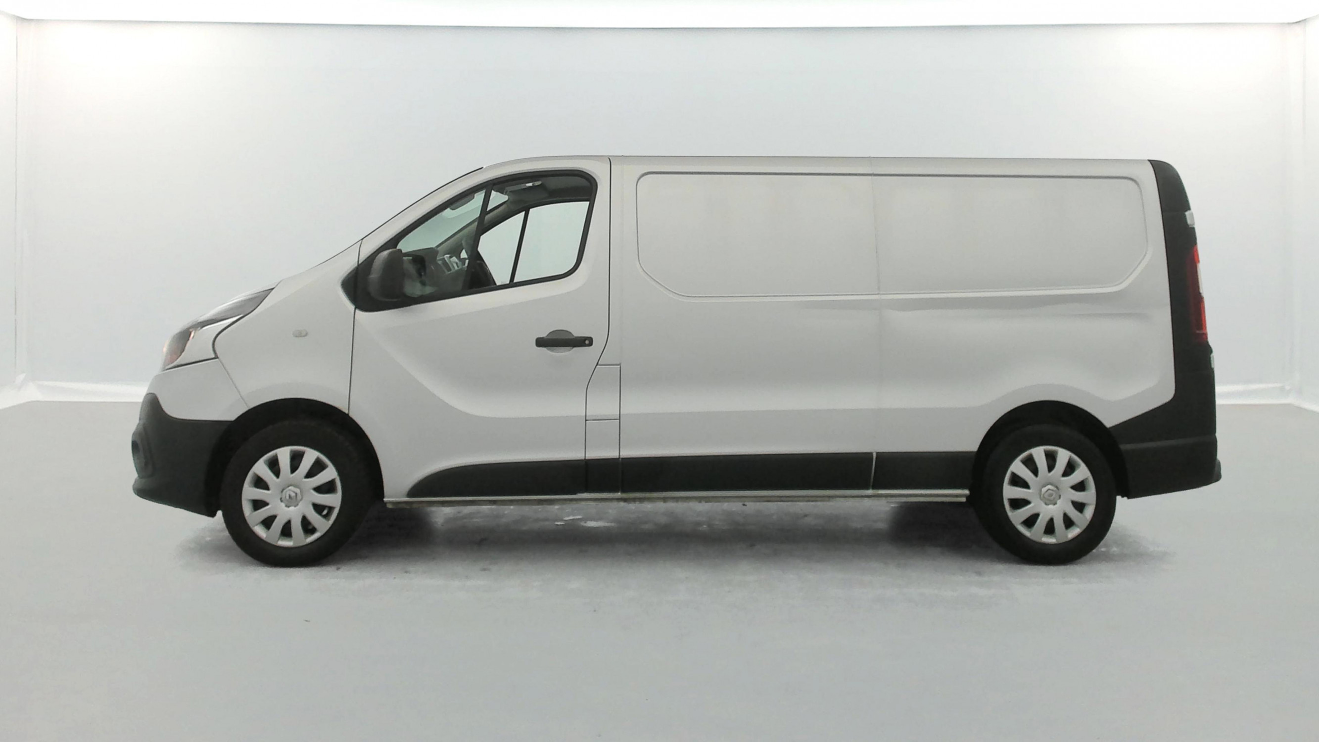 Vente en ligne Renault Trafic 3 Fourgon TRAFIC FGN L2H1 1300 KG DCI 120 E6 au prix de 18 990 €