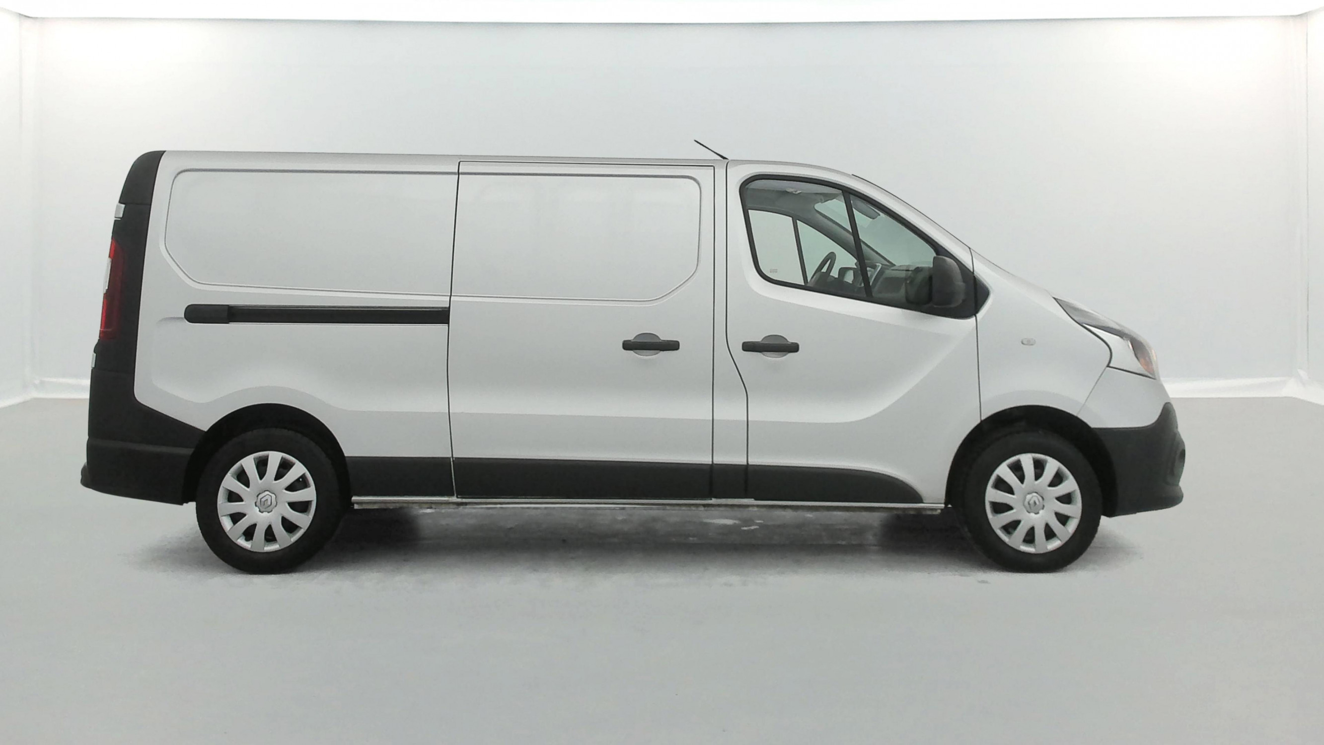 Vente en ligne Renault Trafic 3 Fourgon TRAFIC FGN L2H1 1300 KG DCI 120 E6 au prix de 18 990 €