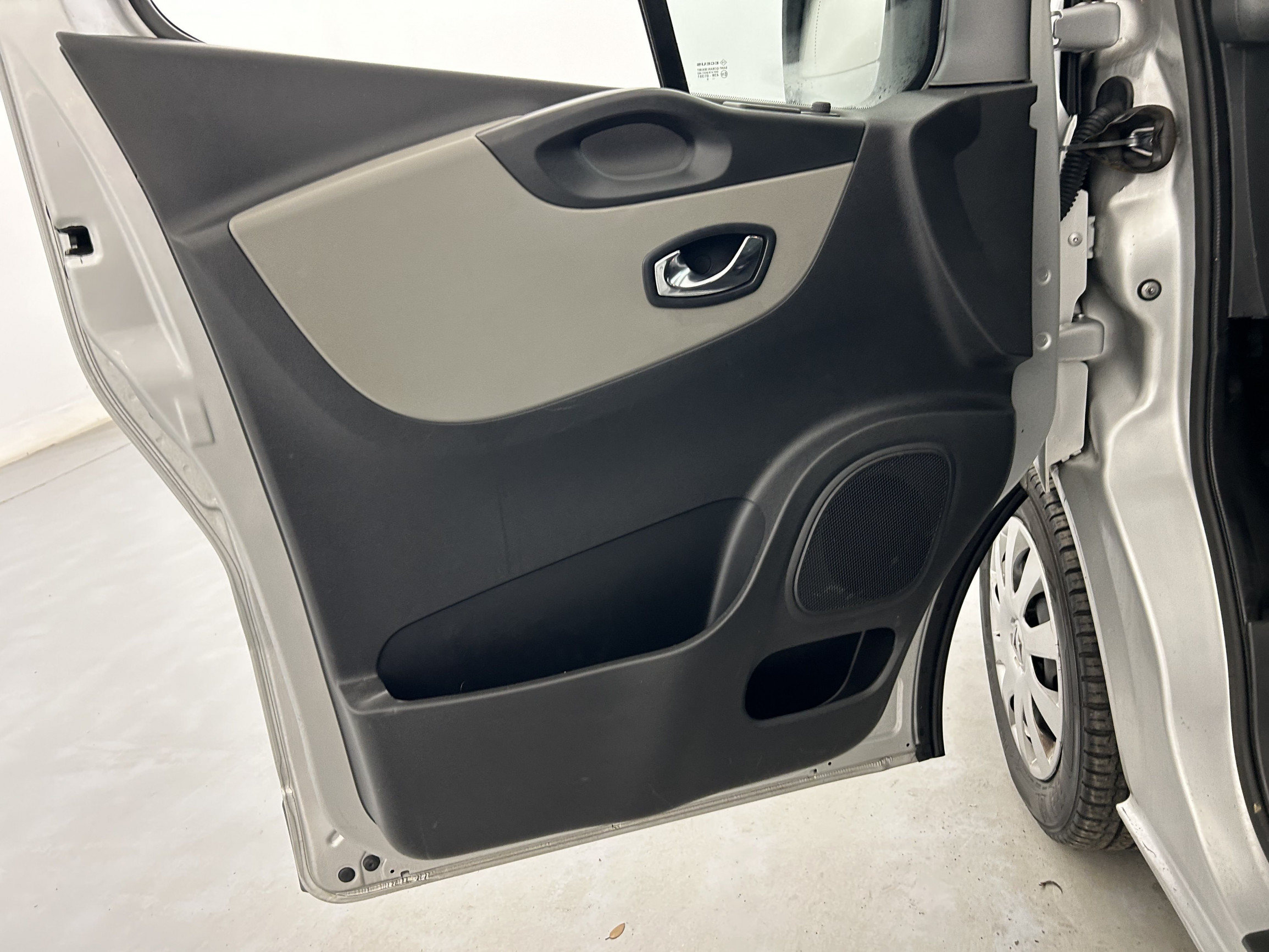 Vente en ligne Renault Trafic 3 Fourgon TRAFIC FGN L2H1 1300 KG DCI 120 E6 au prix de 18 990 €