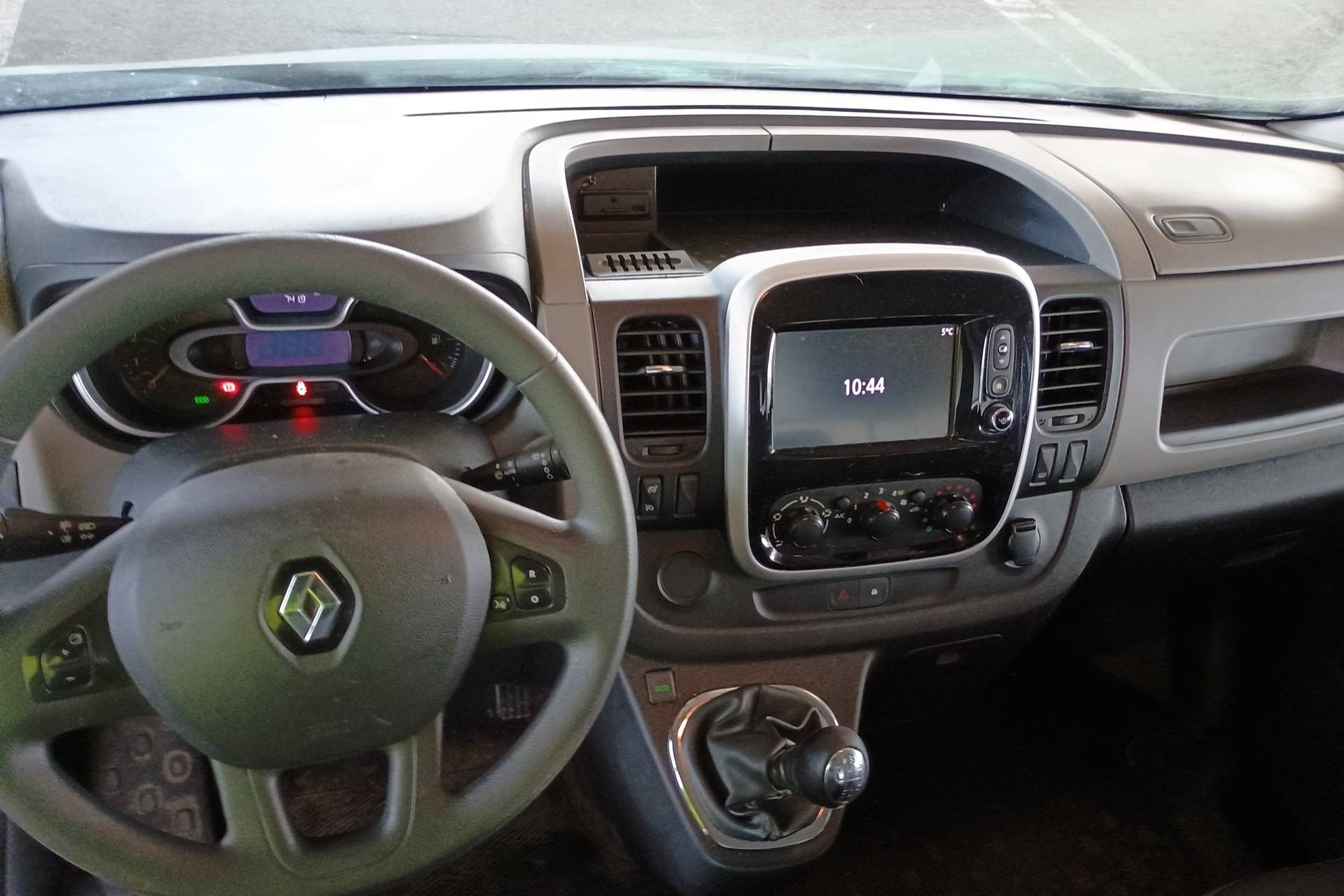 Vente en ligne Renault Trafic 3 Fourgon TRAFIC FGN L2H1 1300 KG DCI 120 E6 au prix de 18 990 €