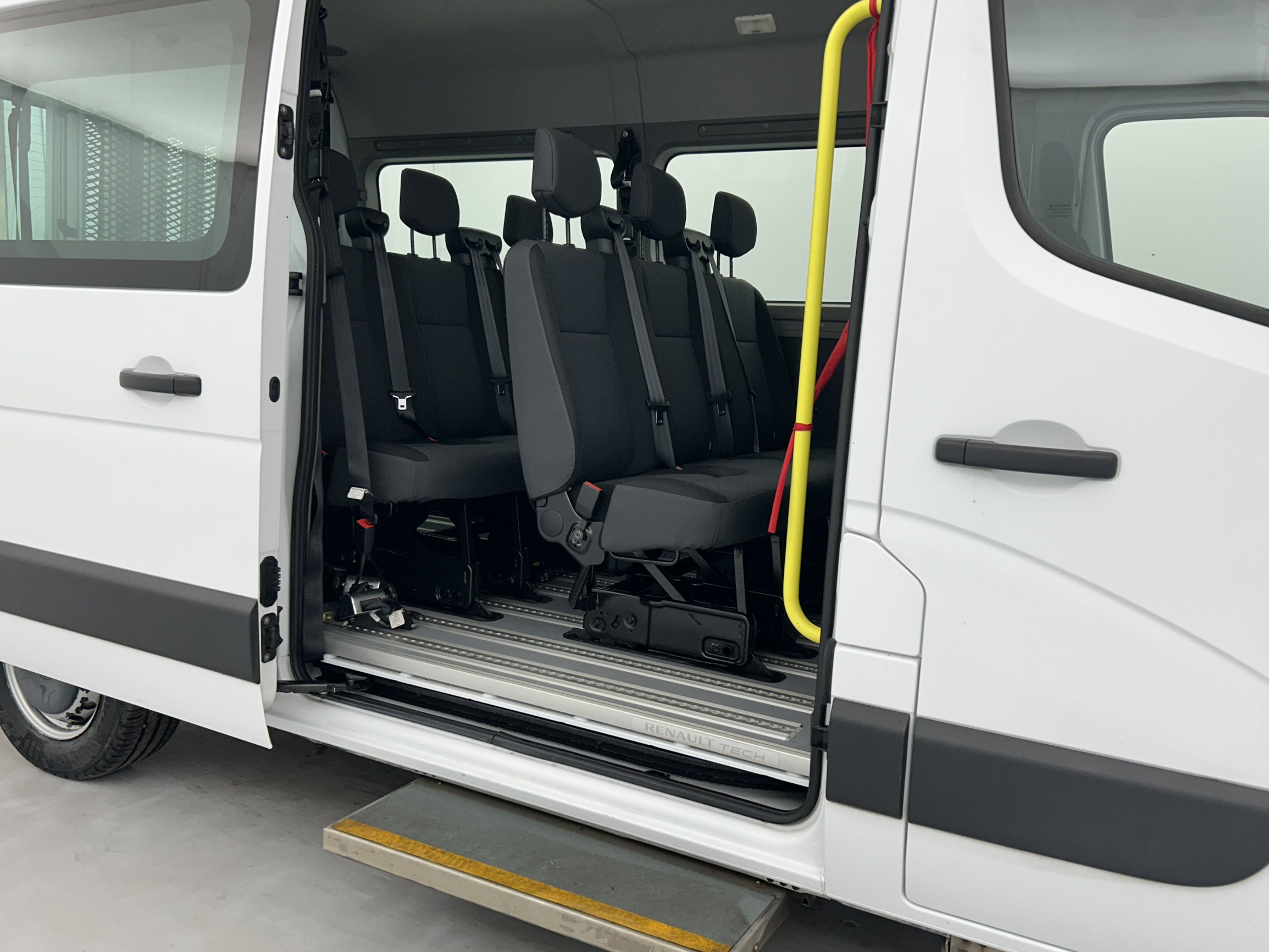 Vente en ligne Renault Master 3 Combi TPMR + RAMPE ACCES FAUTEUIL L2H2 dCi 135 E6 au prix de 31 990 €